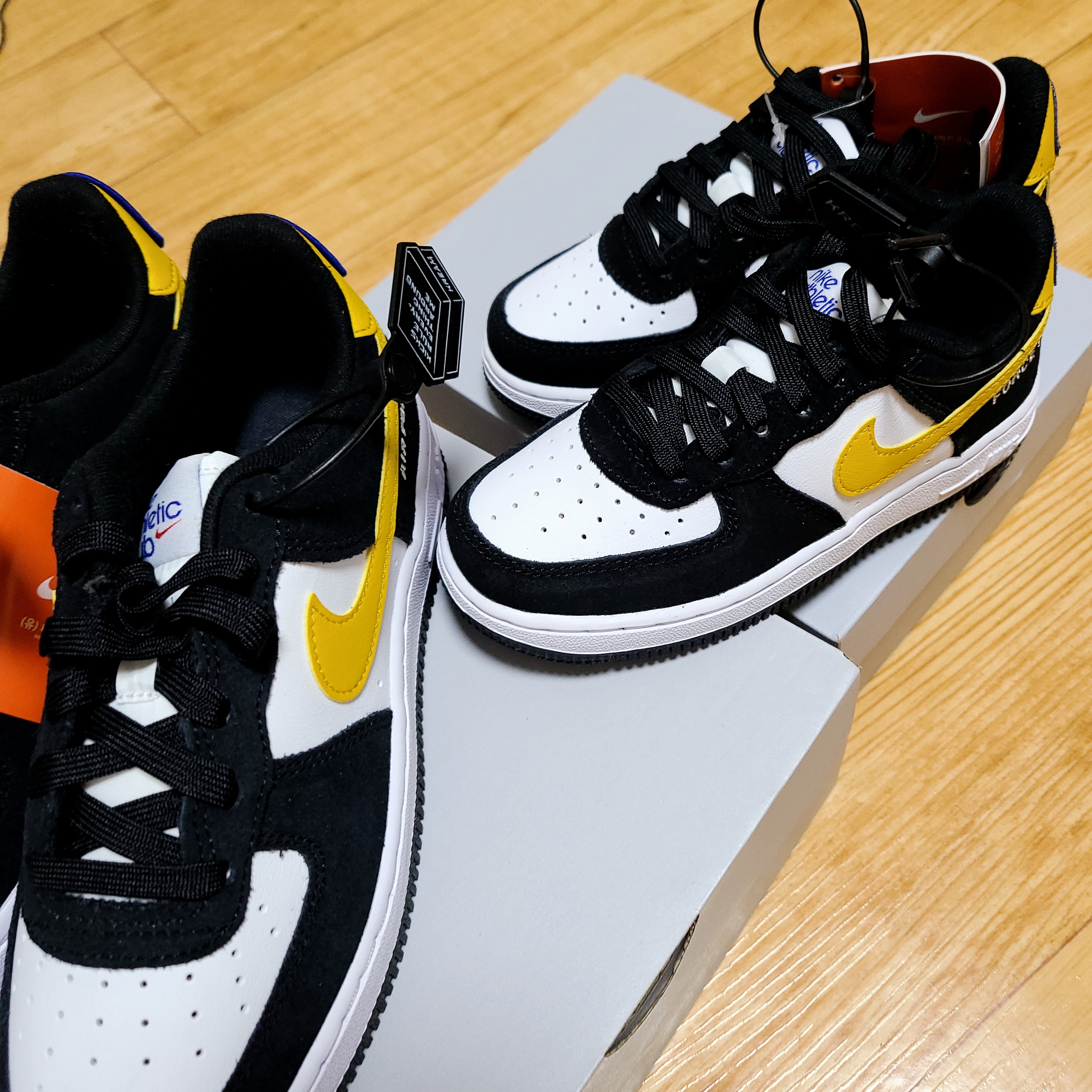 (GS) Nike Air Force 1 LV8 Athletic Club Black Dark Sulfur 착용 스타일