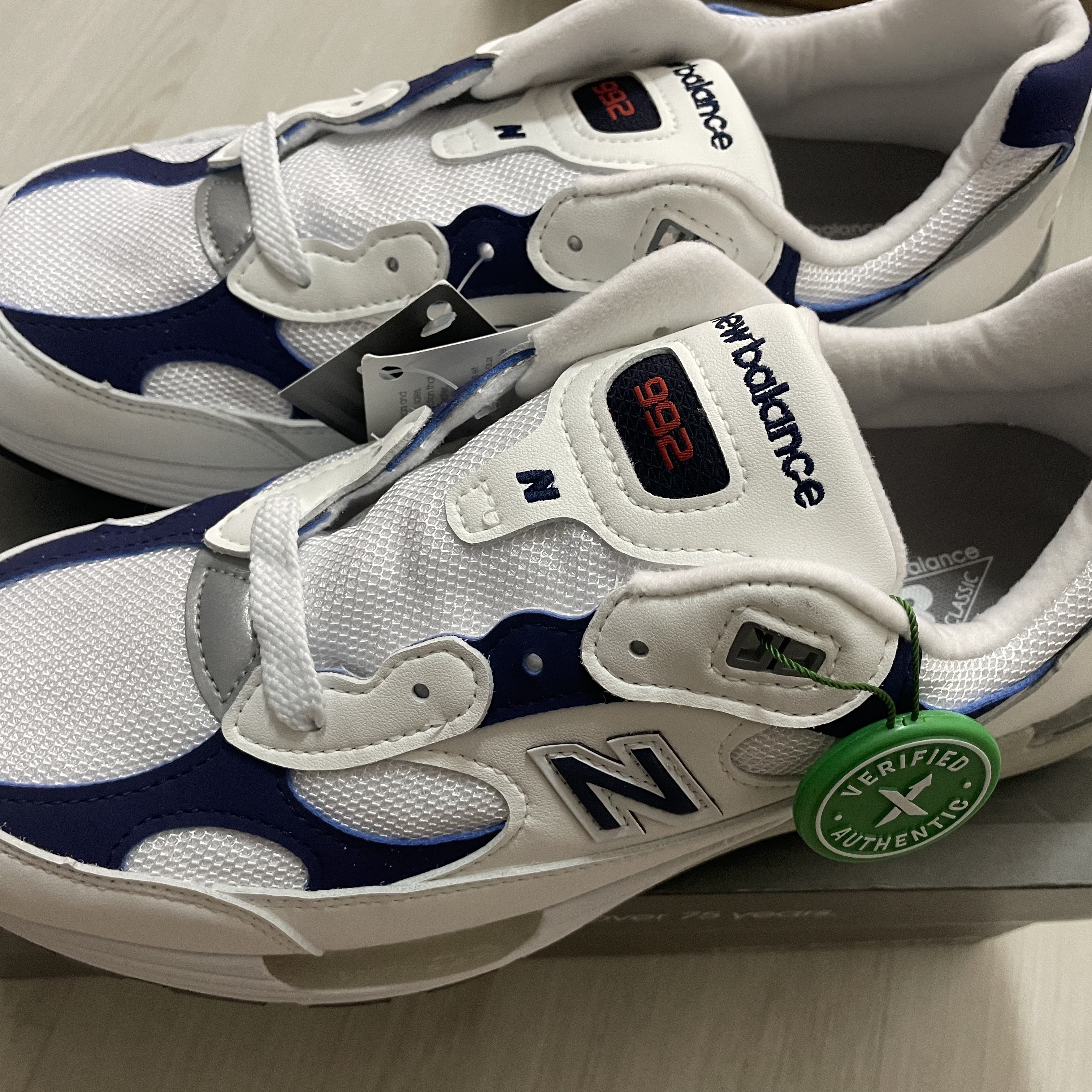 New Balance 992 Made in USA White Navy 착용 스타일 - 2
