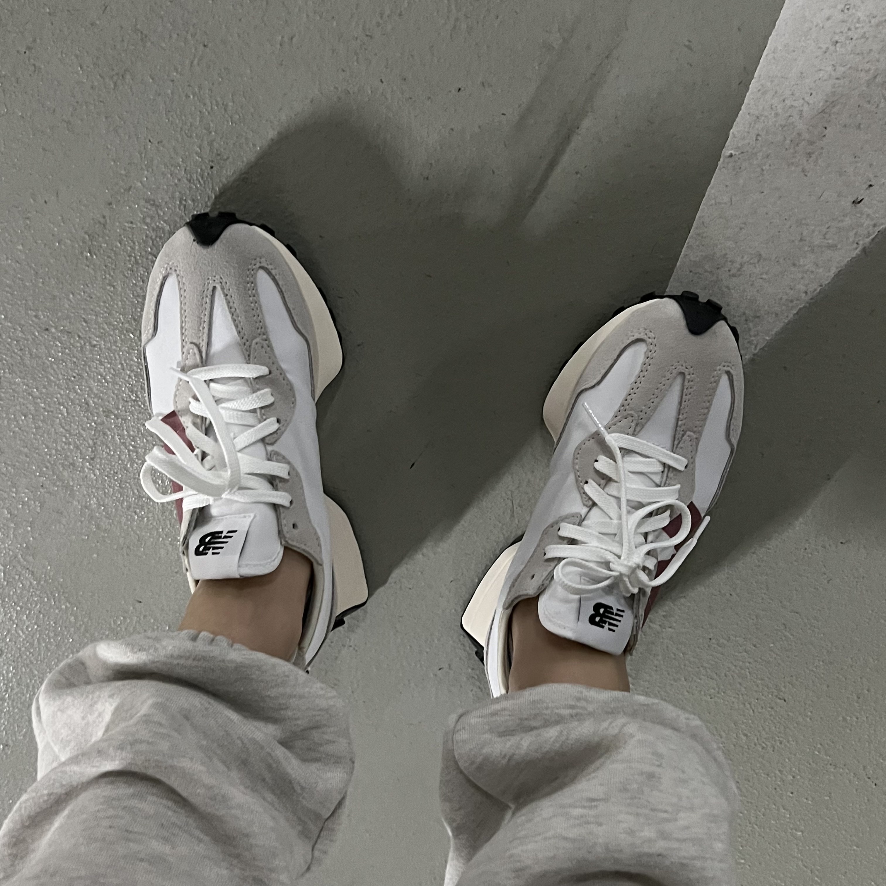 (W) New Balance 327 Gray Rose 착용 스타일 - 3