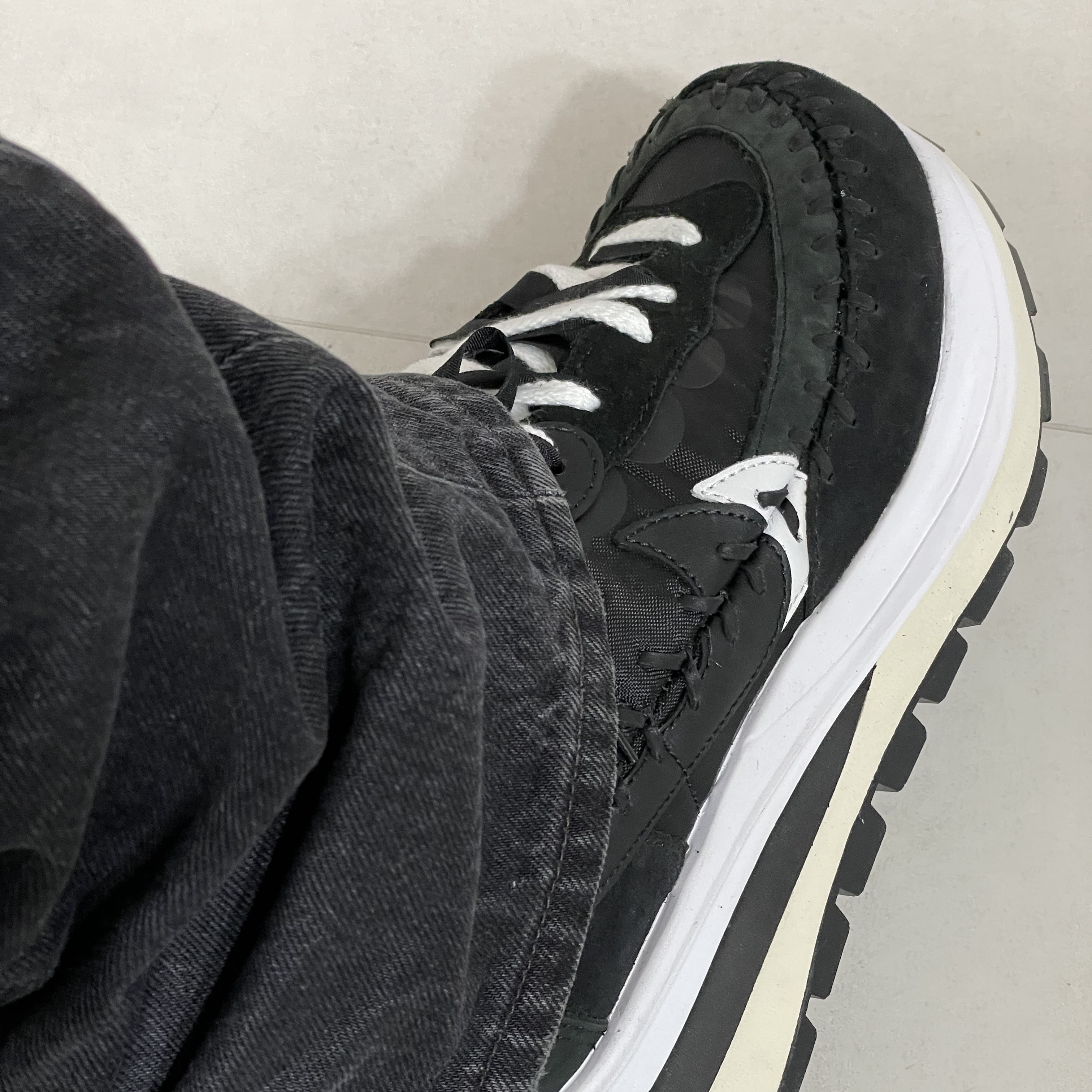 Nike x Sacai x Jean Paul Gaultier VaporWaffle Black White 착용 스타일 - 1