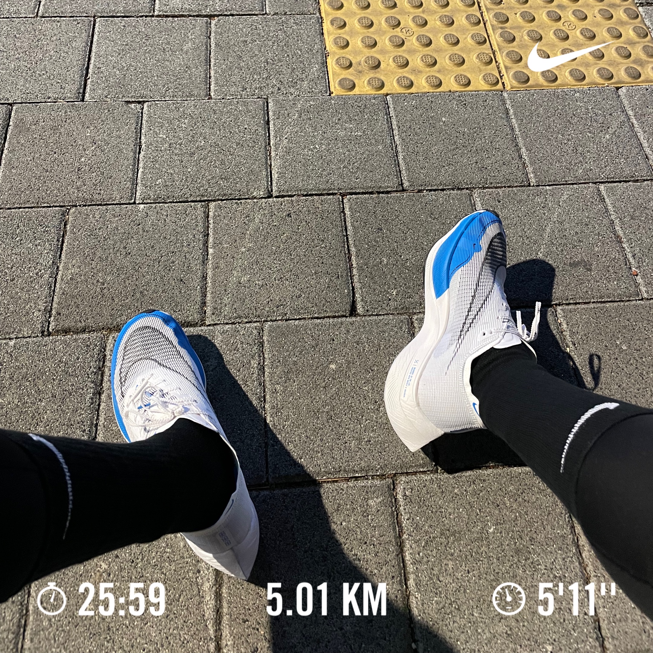 Nike ZoomX Vaporfly Next% 2 White Photo Blue 착용 스타일