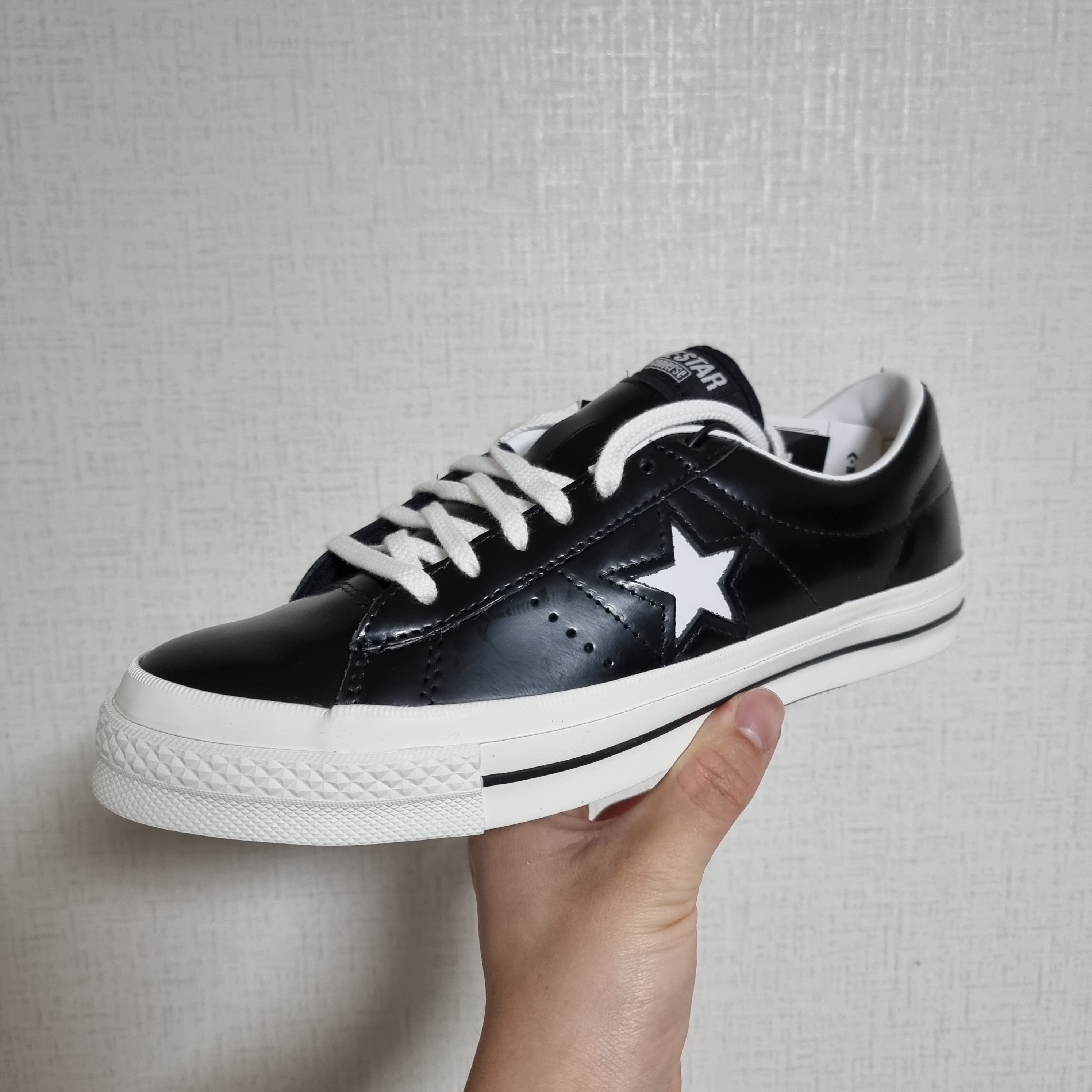 Converse One Star Ox HanByeol Black 착용 스타일 - 1