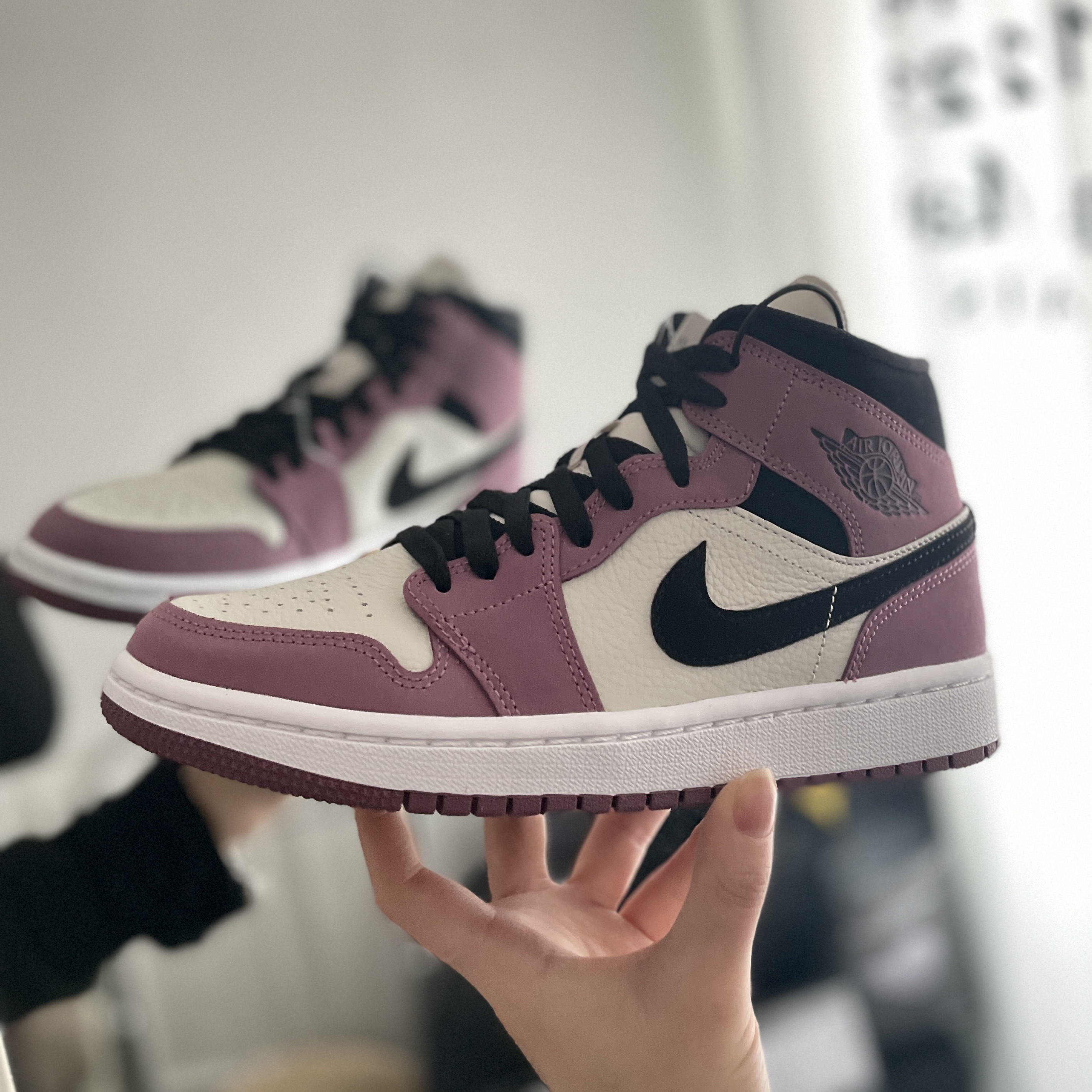 (W) Jordan 1 Mid SE Light Mulberry 착용 스타일 - 2
