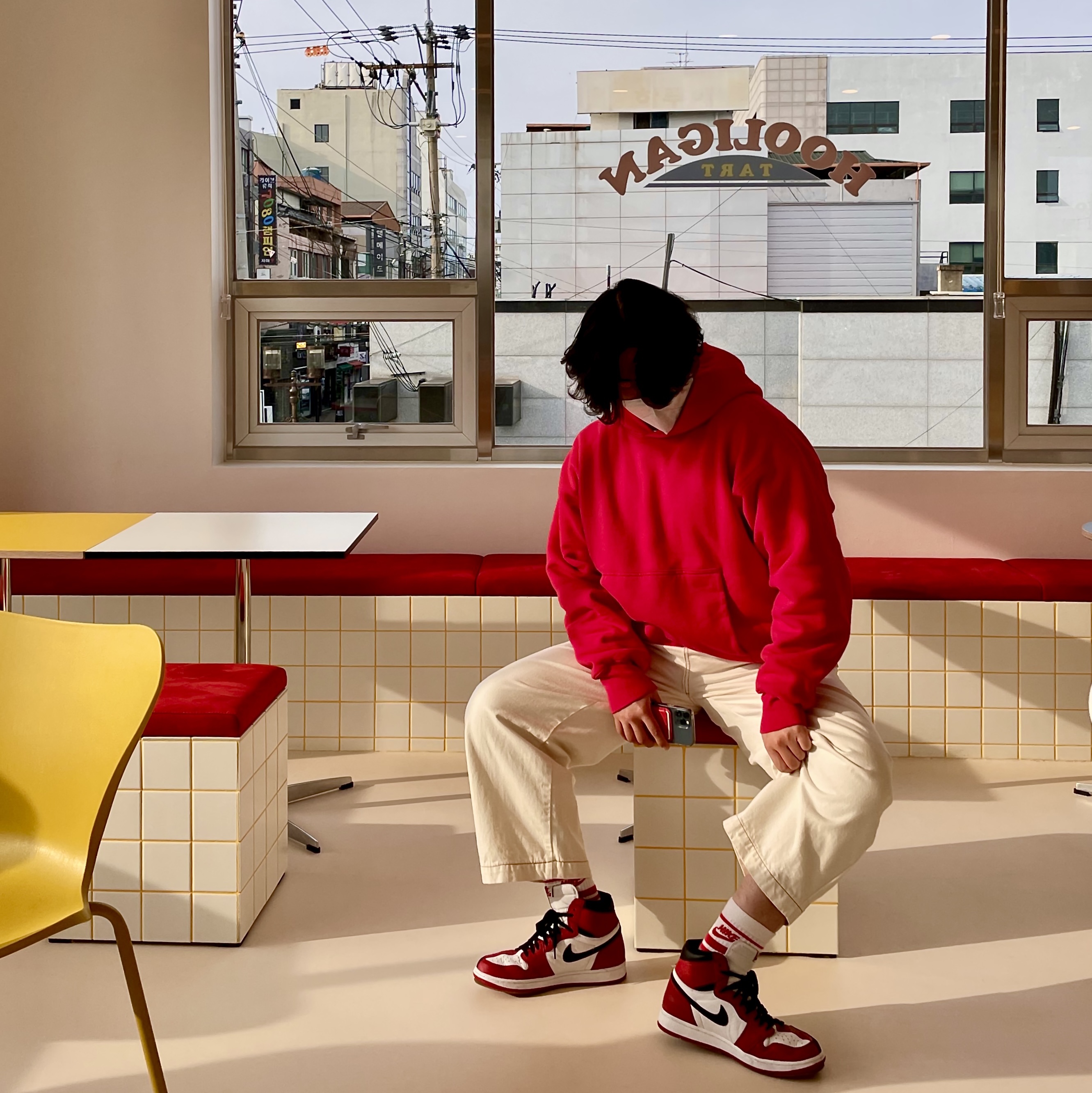 Yeezy Gap Hoodie Red, Jordan 1 Retro High Homage To Home (Non-Numbered) 착용 스타일