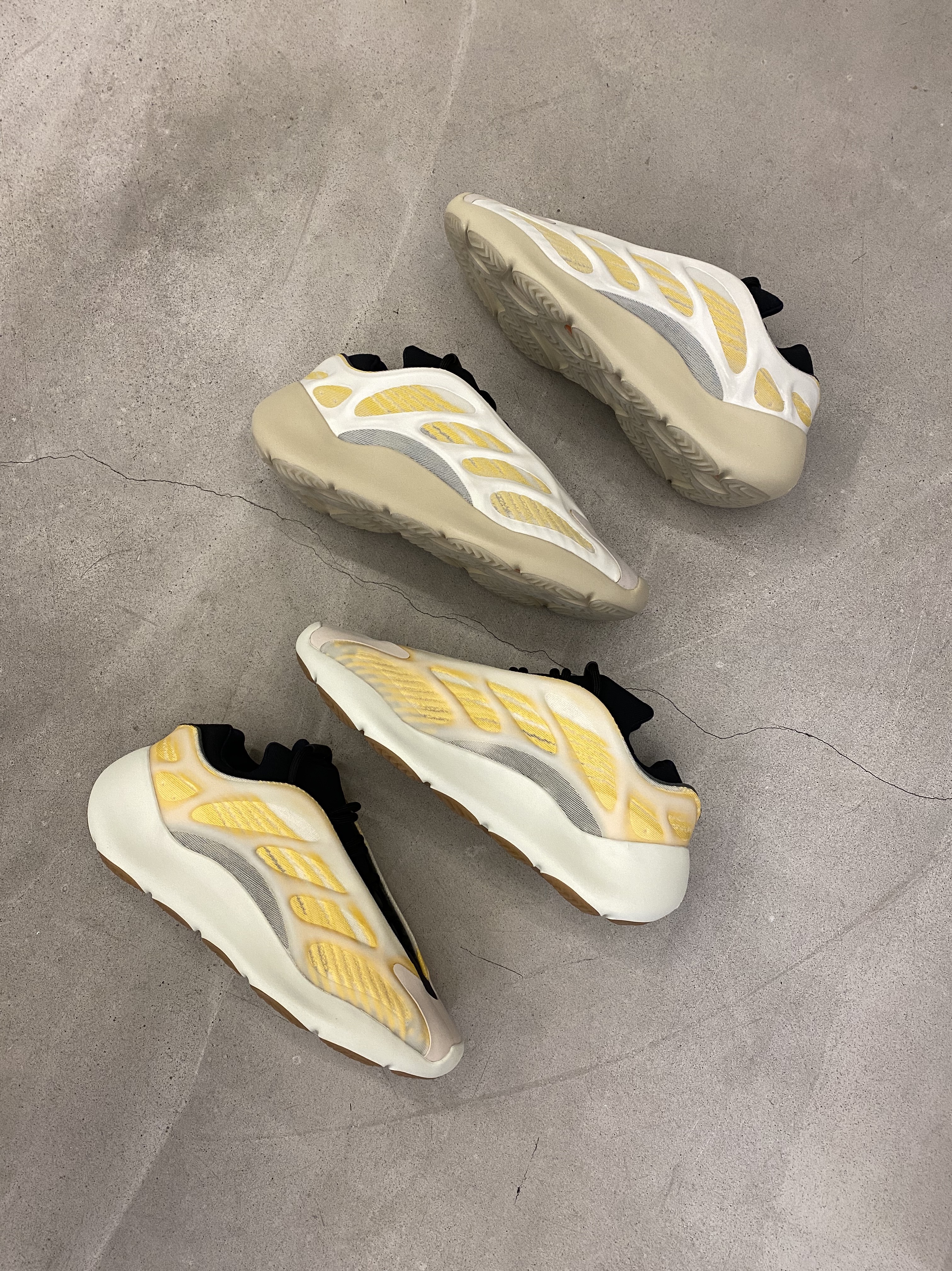 Adidas Yeezy 700 V3 Safflower, Adidas Yeezy 700 V3 Mono Safflower 착용 스타일