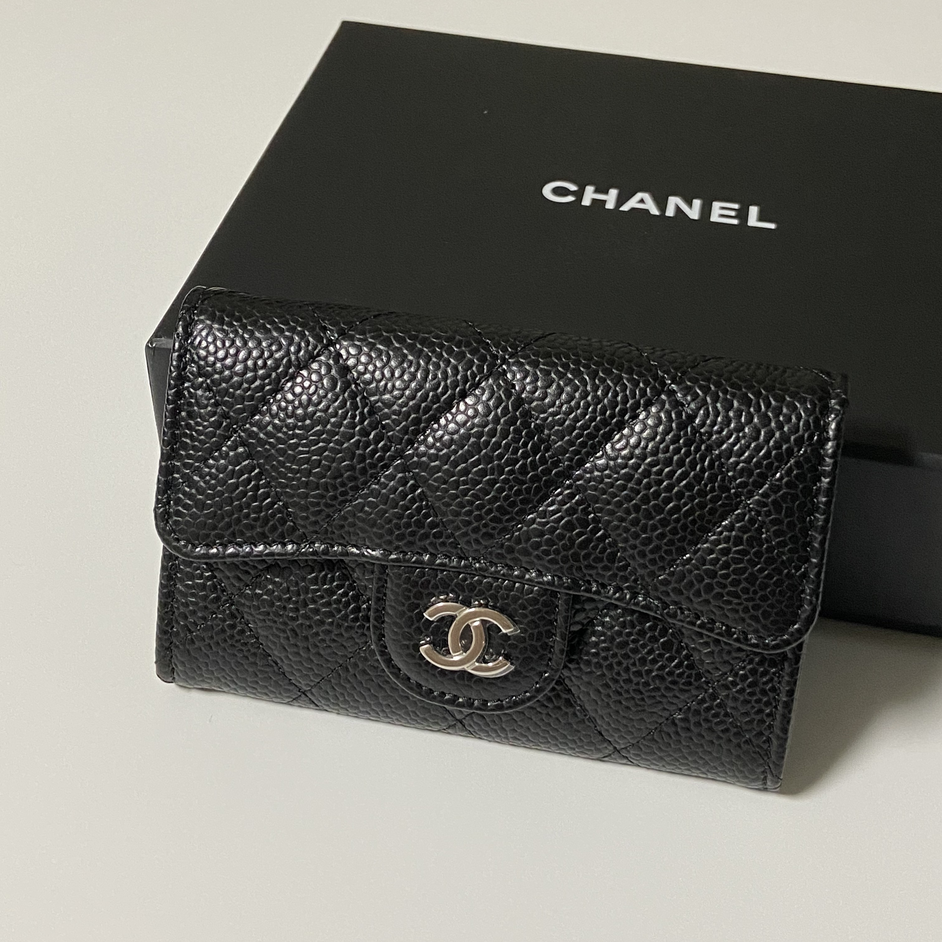 Chanel Classic Card Holder Grained Calfskin & Silver Black 착용 스타일