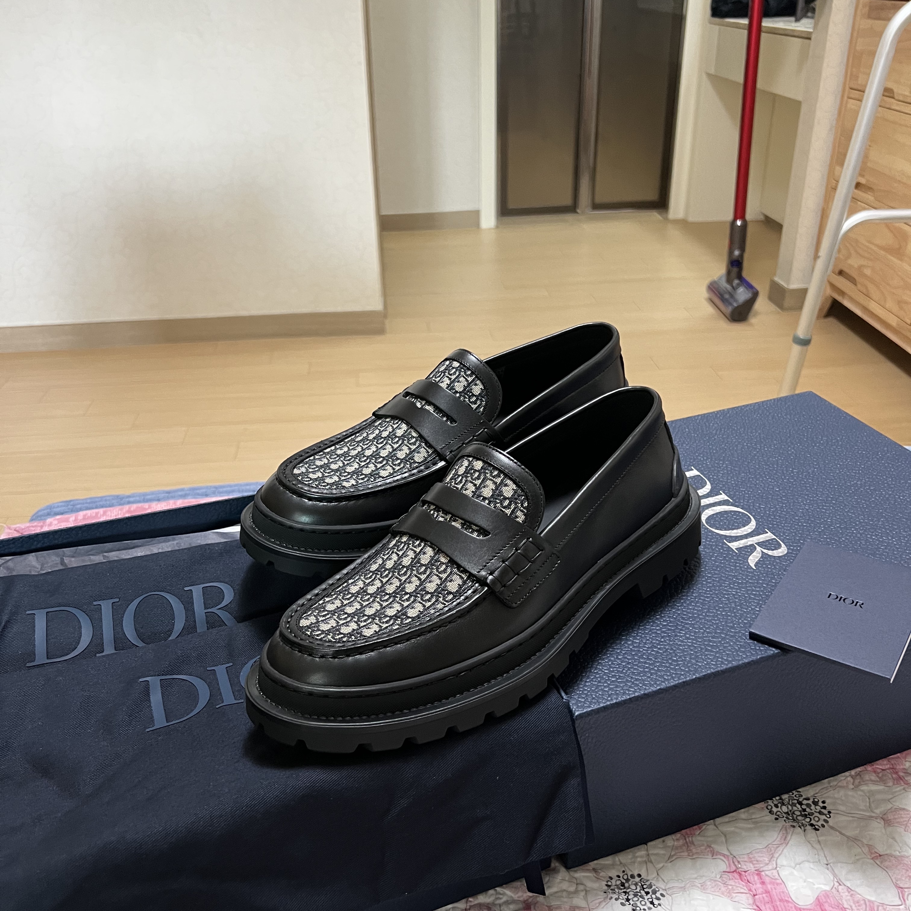 Dior Explorer Loafer Beige & Black Dior Oblique Jacquard 착용 스타일