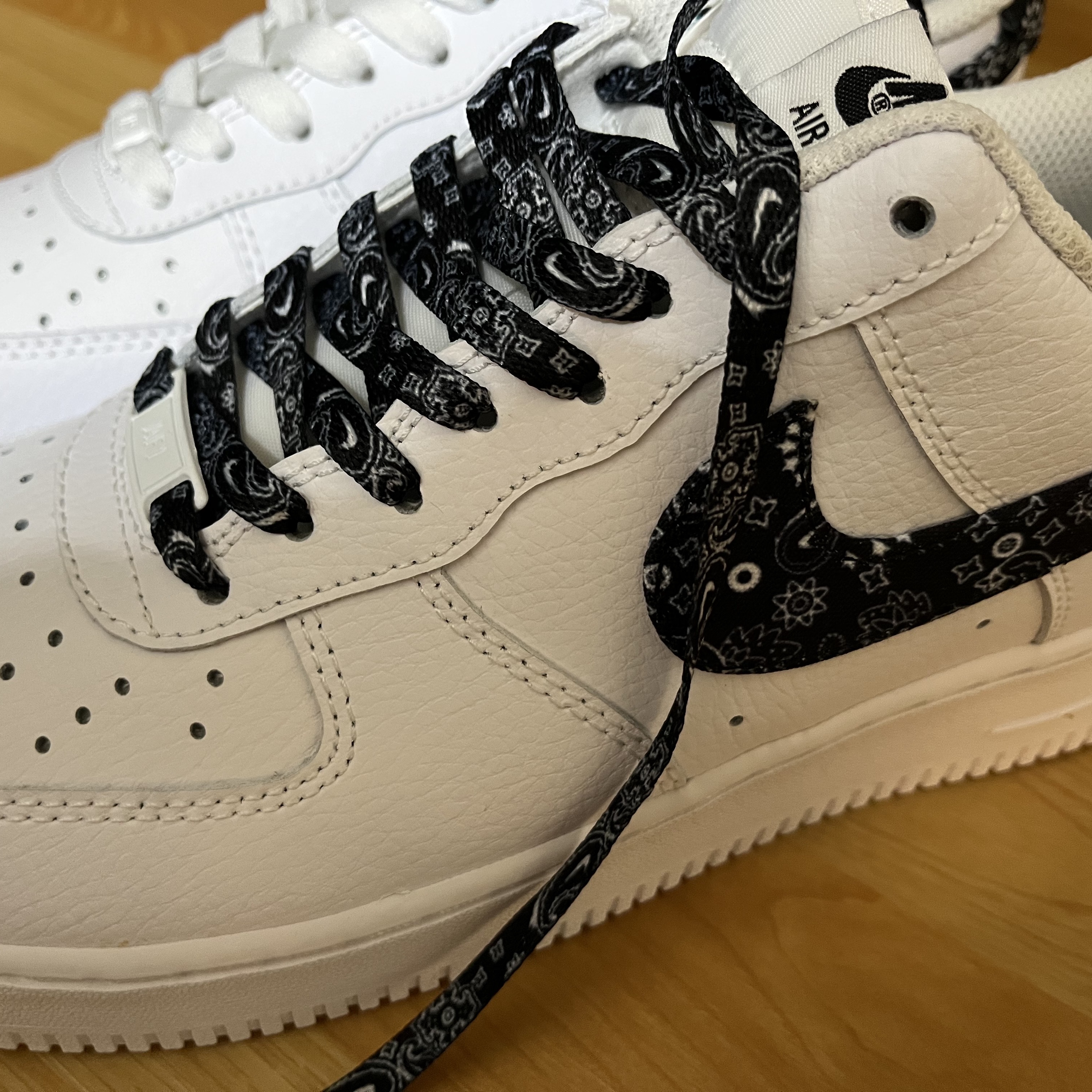 (W) Nike Air Force 1 '07 Essential Paisley Swoosh White Black 착용 스타일 - 2