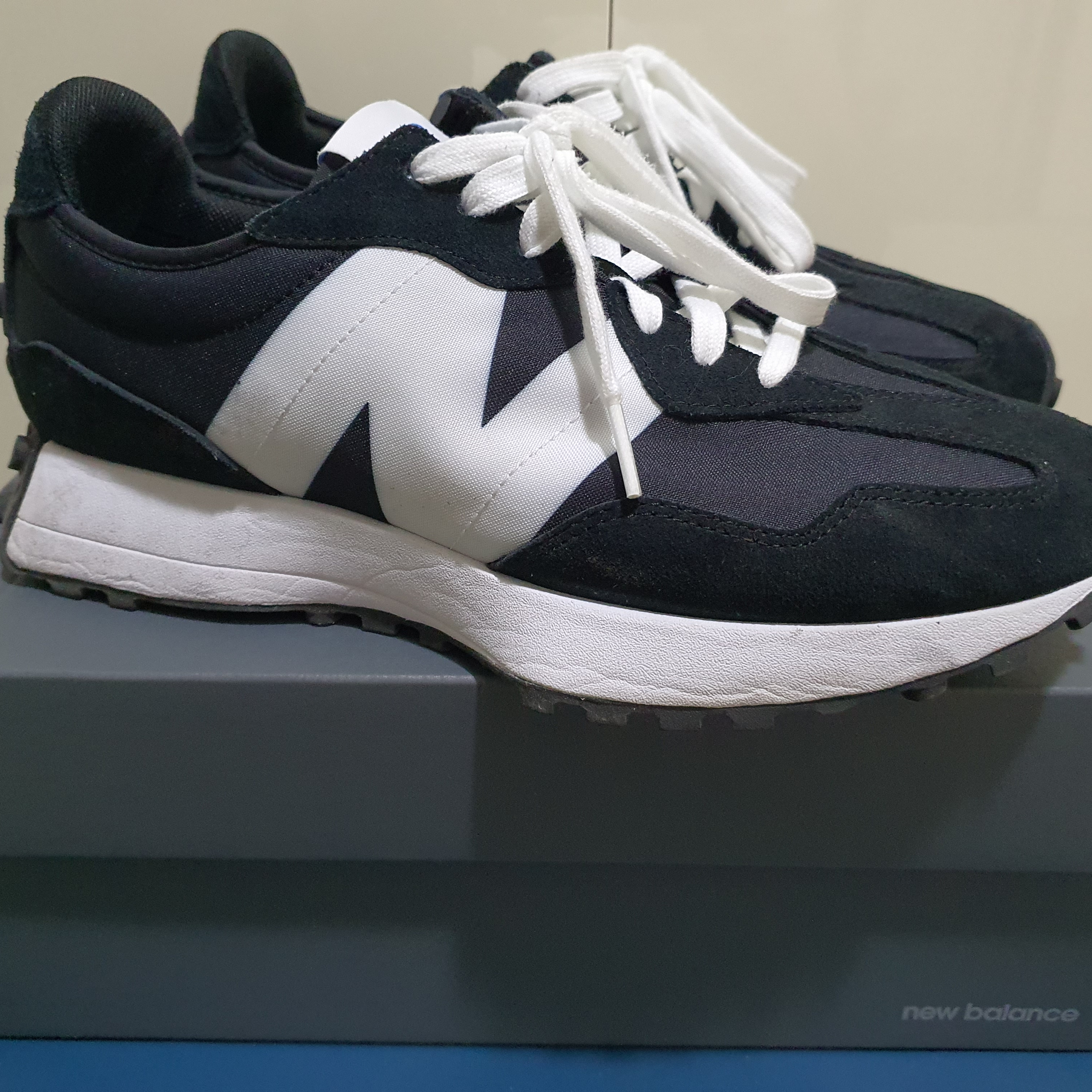 New Balance 327 Black 착용 스타일