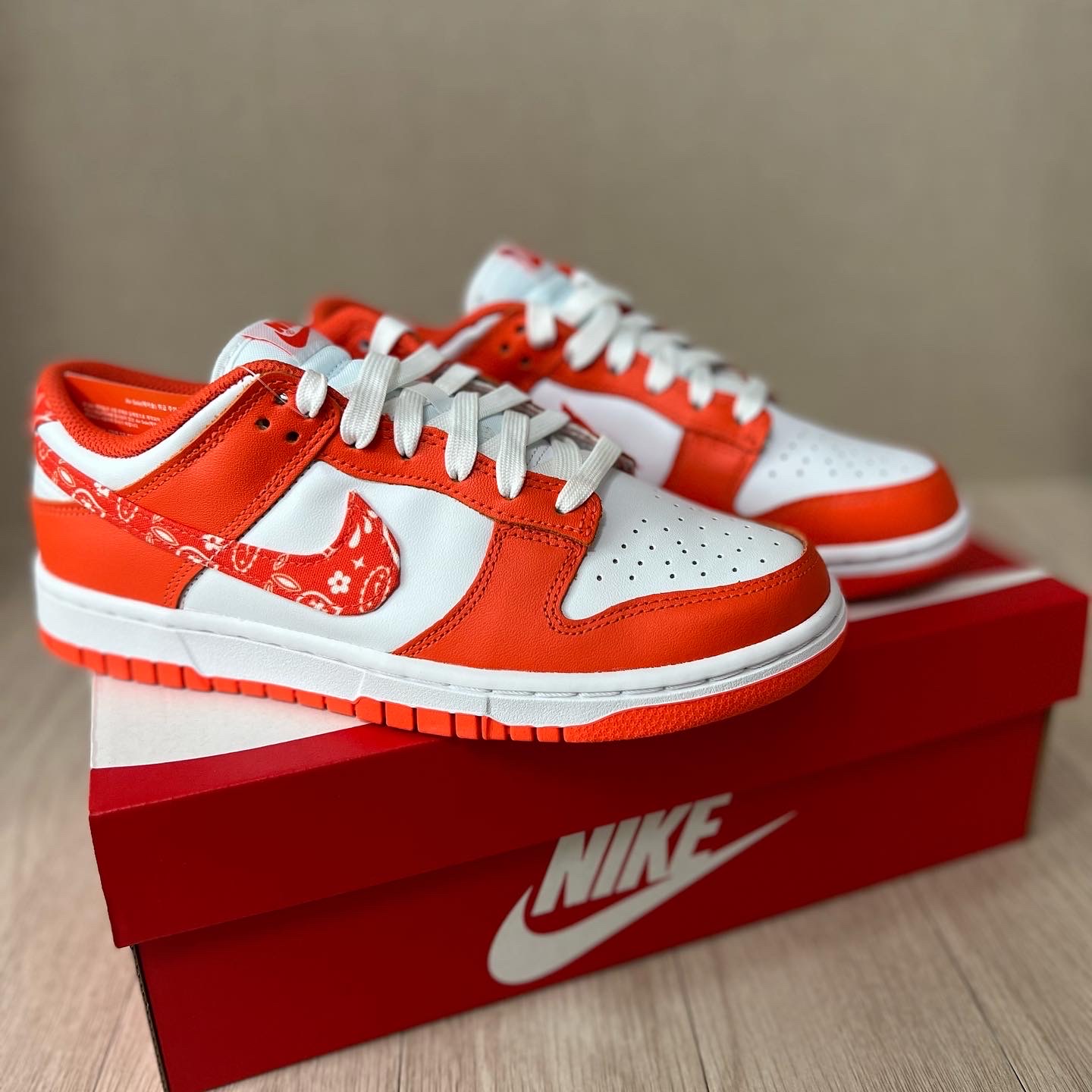 (W) Nike Dunk Low Essential Orange Paisley 착용 스타일