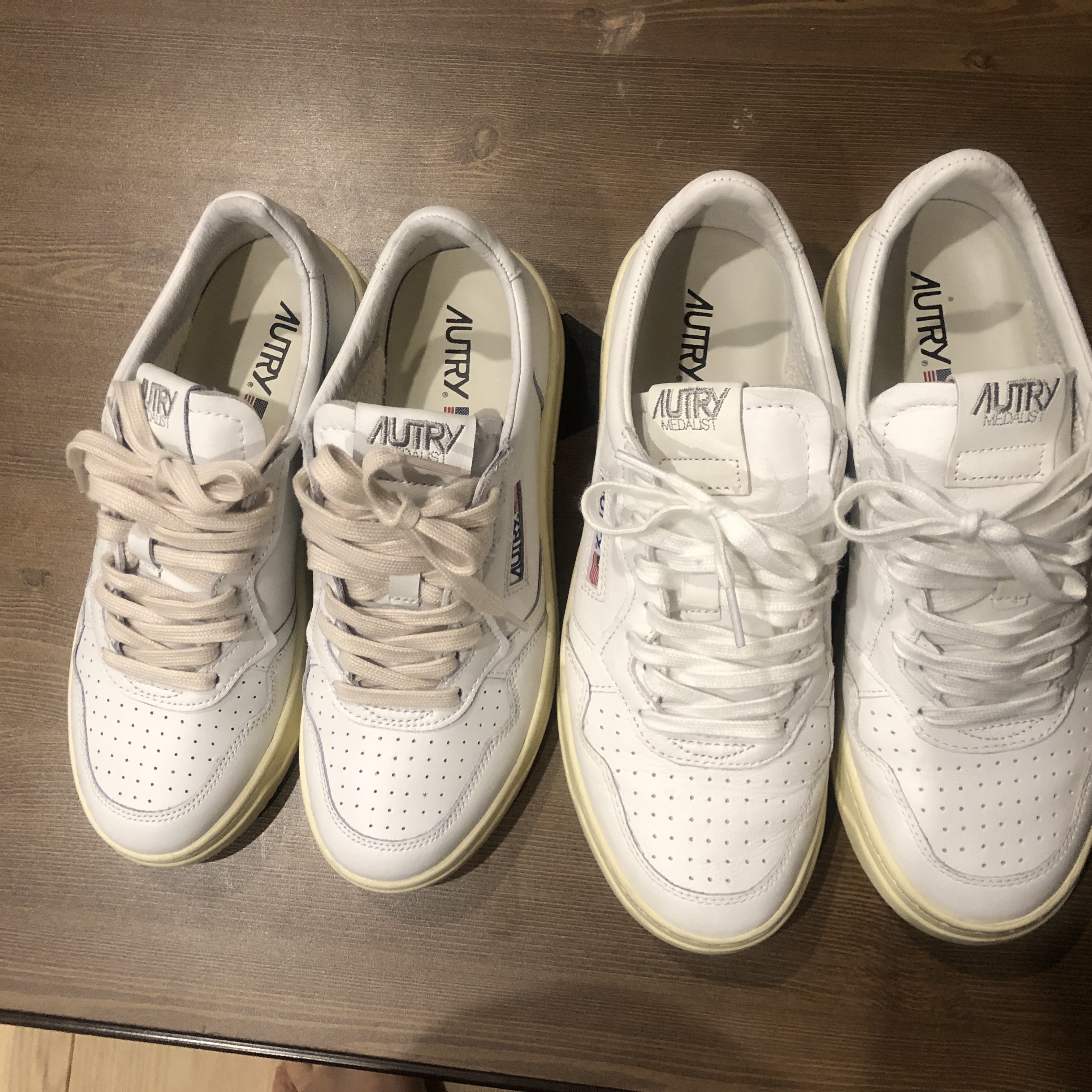 (W) Autry Medalist Low Leather Sneakers White, Autry Medalist Low Goatskin Sneakers White 착용 스타일 - 1