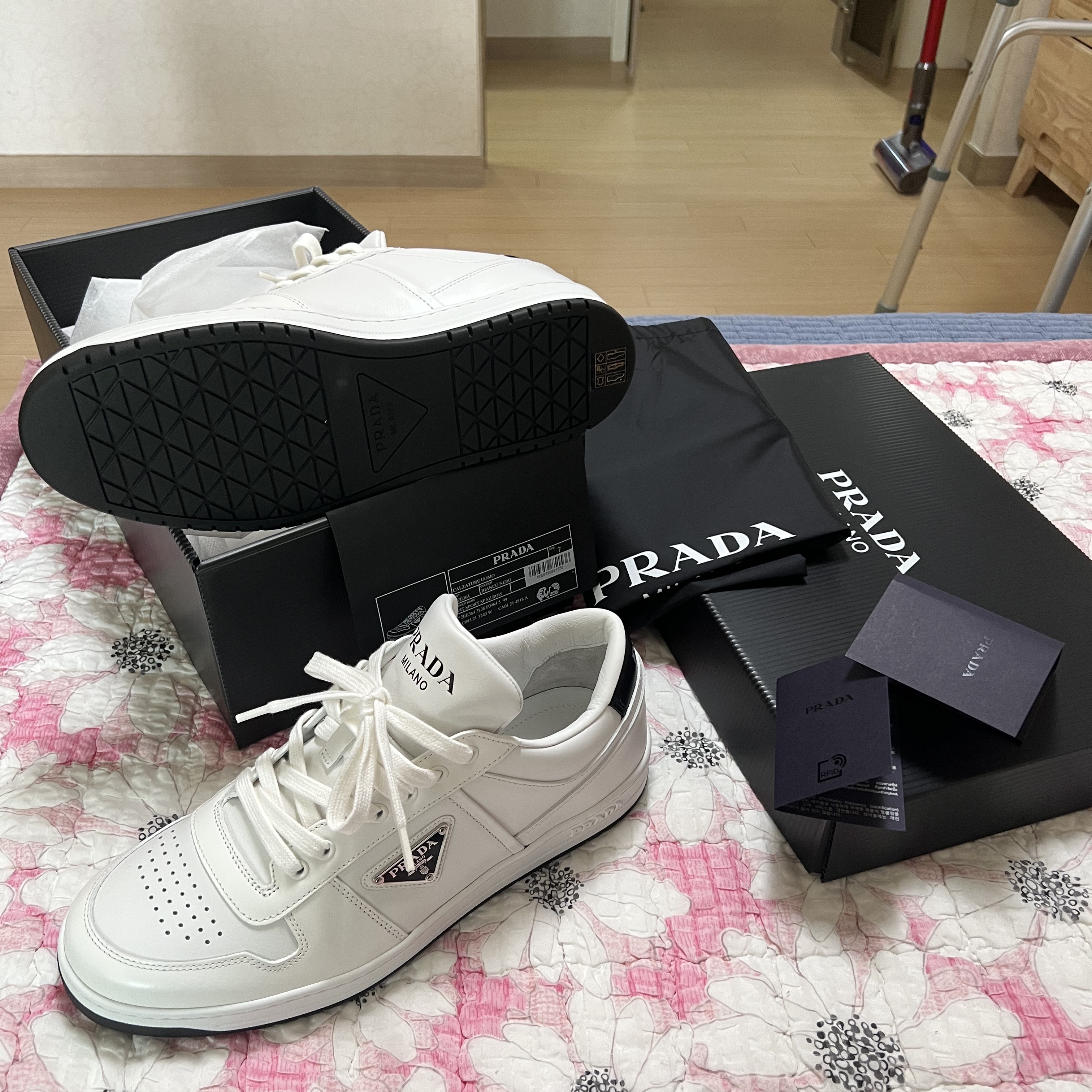 Prada Downtown Leather Sneakers White Black 착용 스타일