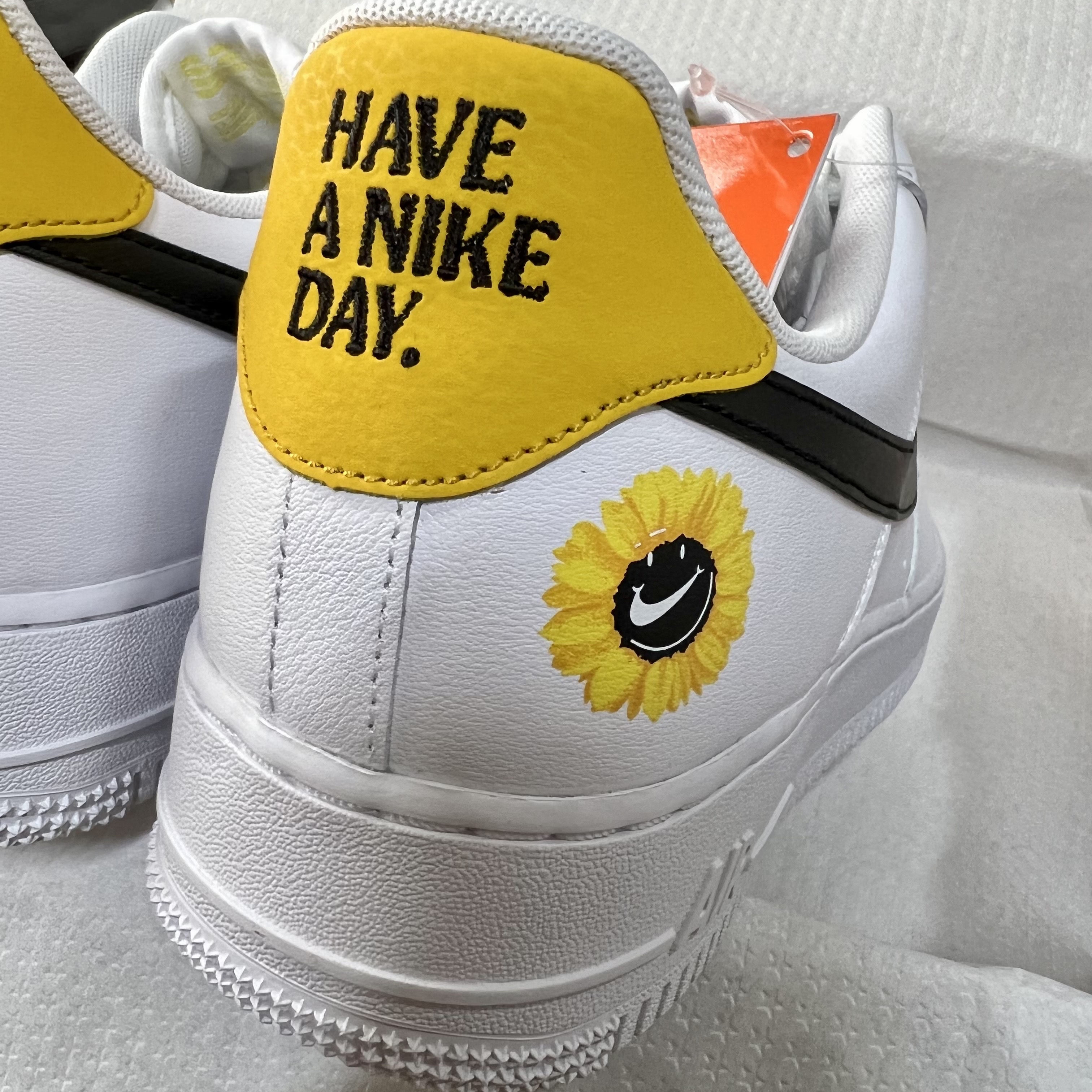Nike Air Force 1 '07 LV8 2 Have a Nike Day 착용 스타일