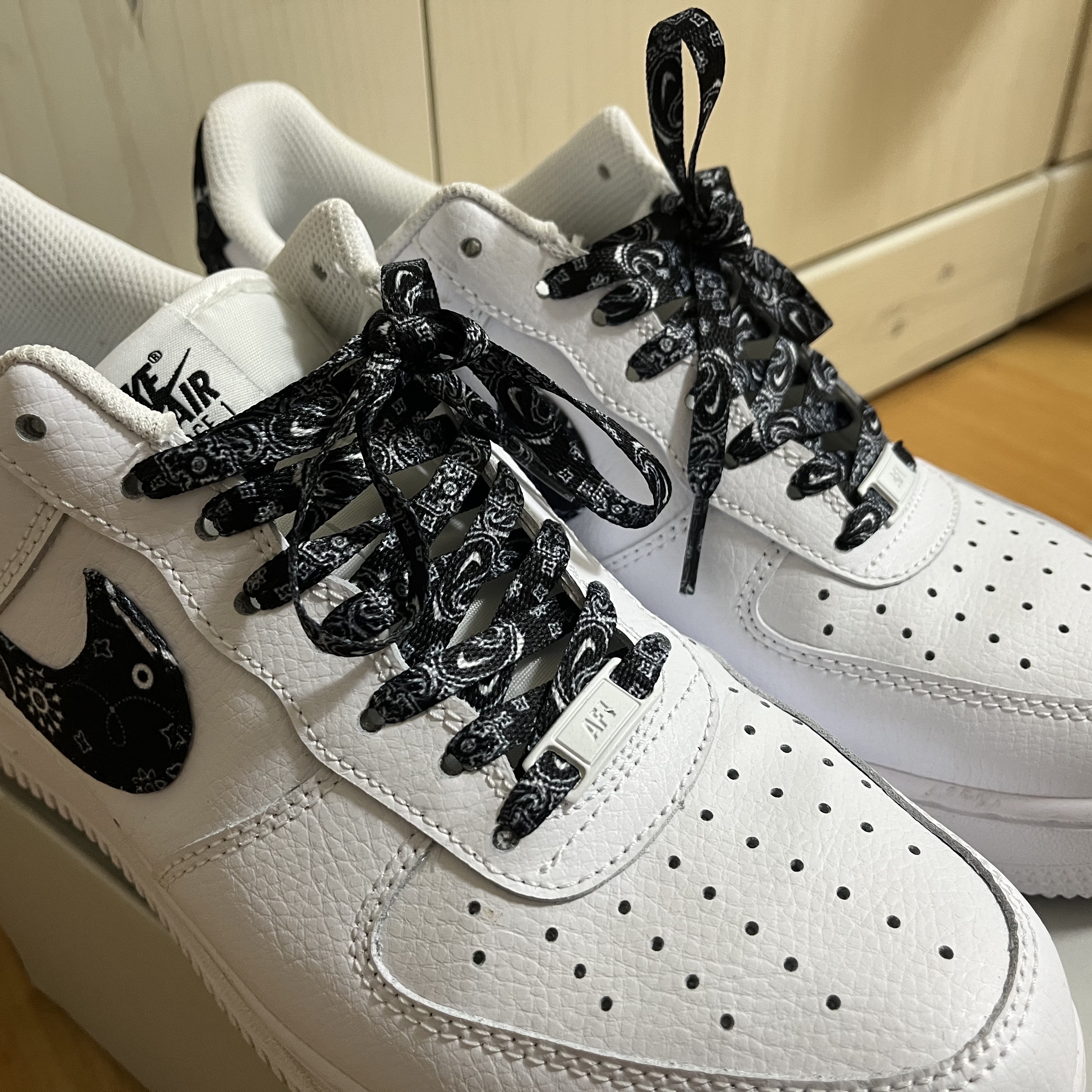 (W) Nike Air Force 1 '07 Essential Paisley Swoosh White Black 착용 스타일 - 1