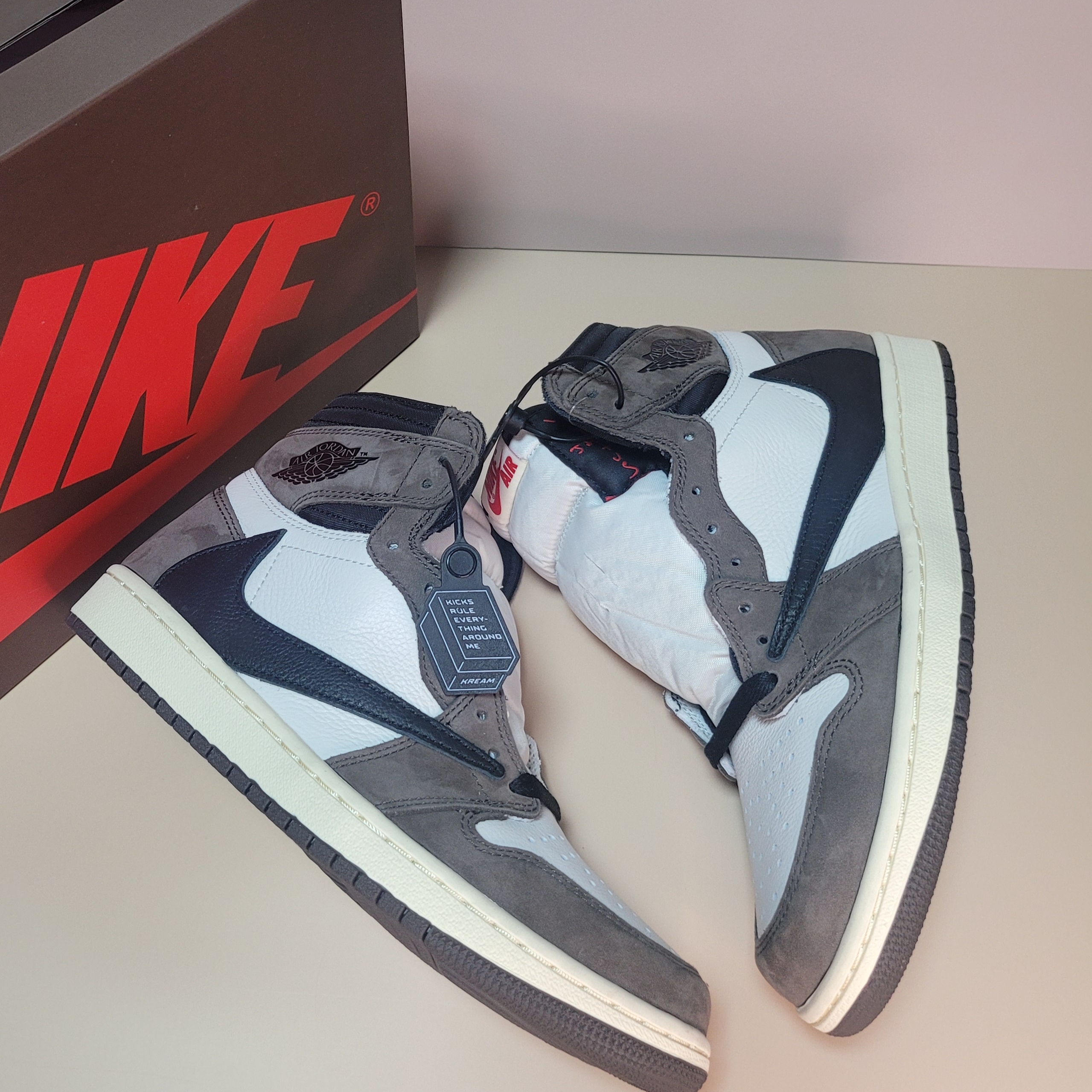 Jordan 1 x Travis Scott Retro High OG SP Mocha 착용 스타일 - 3