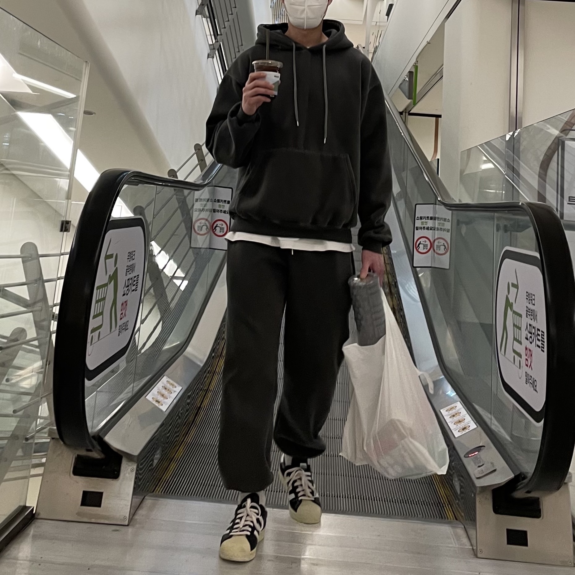 Adidas Superstar Premium Black White 착용 스타일