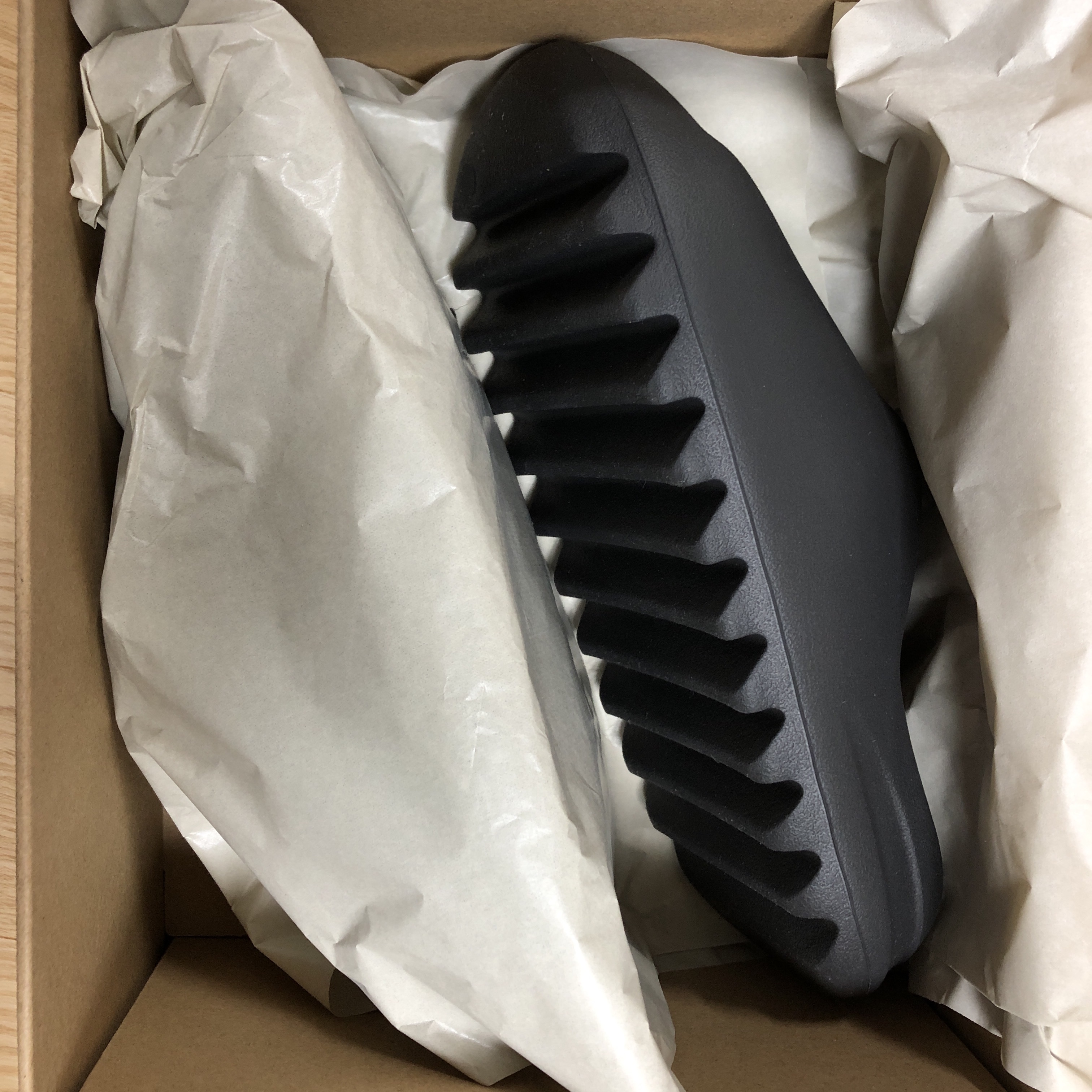 Adidas Yeezy Slide Onyx 착용 스타일