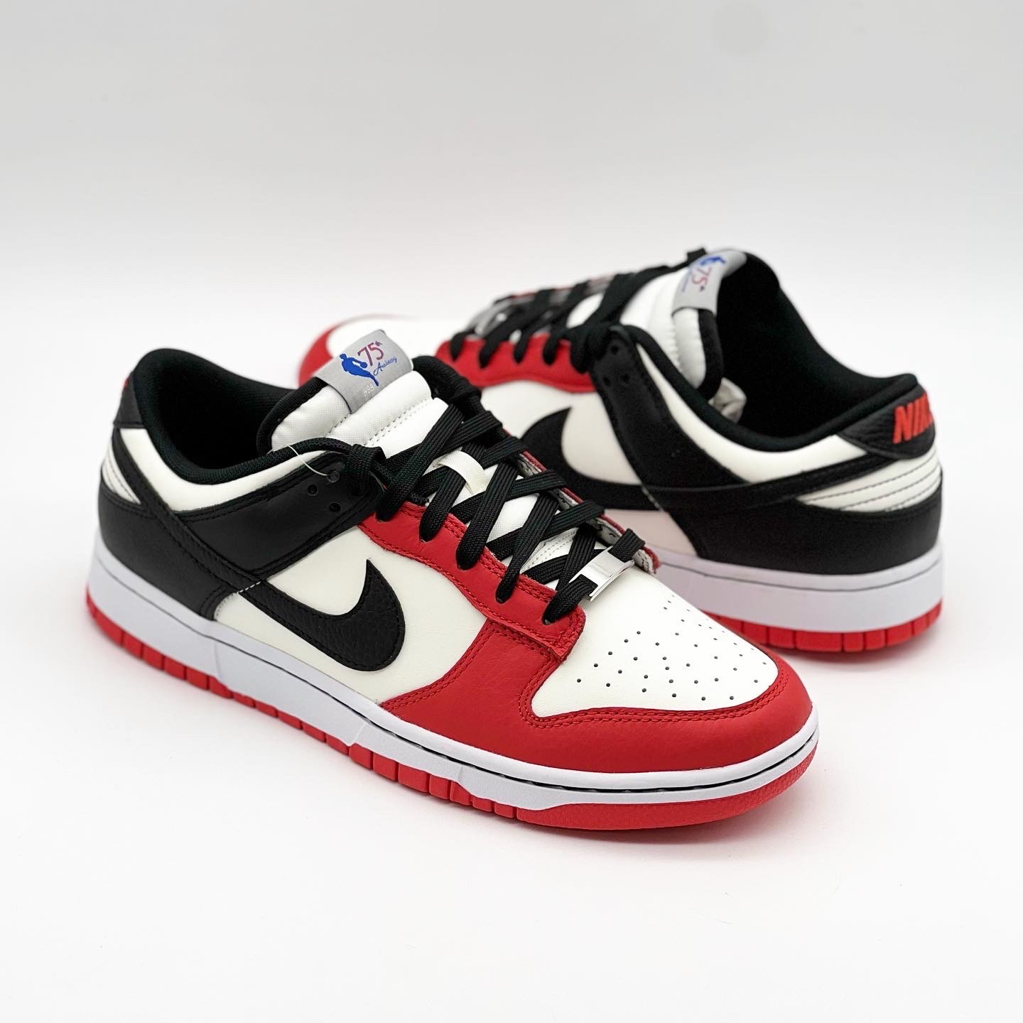 Nike x NBA Dunk Low Retro EMB Black and Chile Red 착용 스타일 - 2
