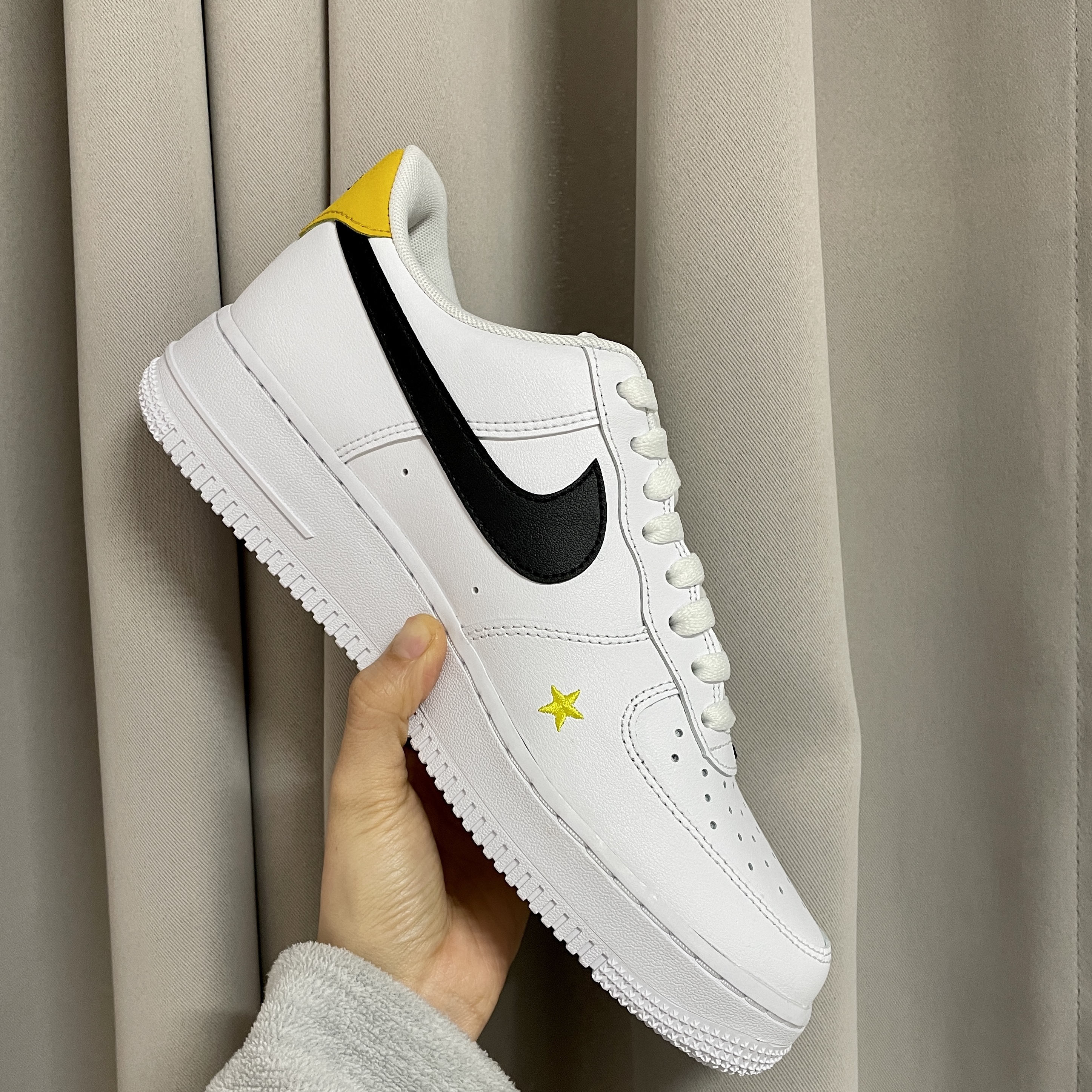 Nike Air Force 1 '07 LV8 2 Have a Nike Day 착용 스타일