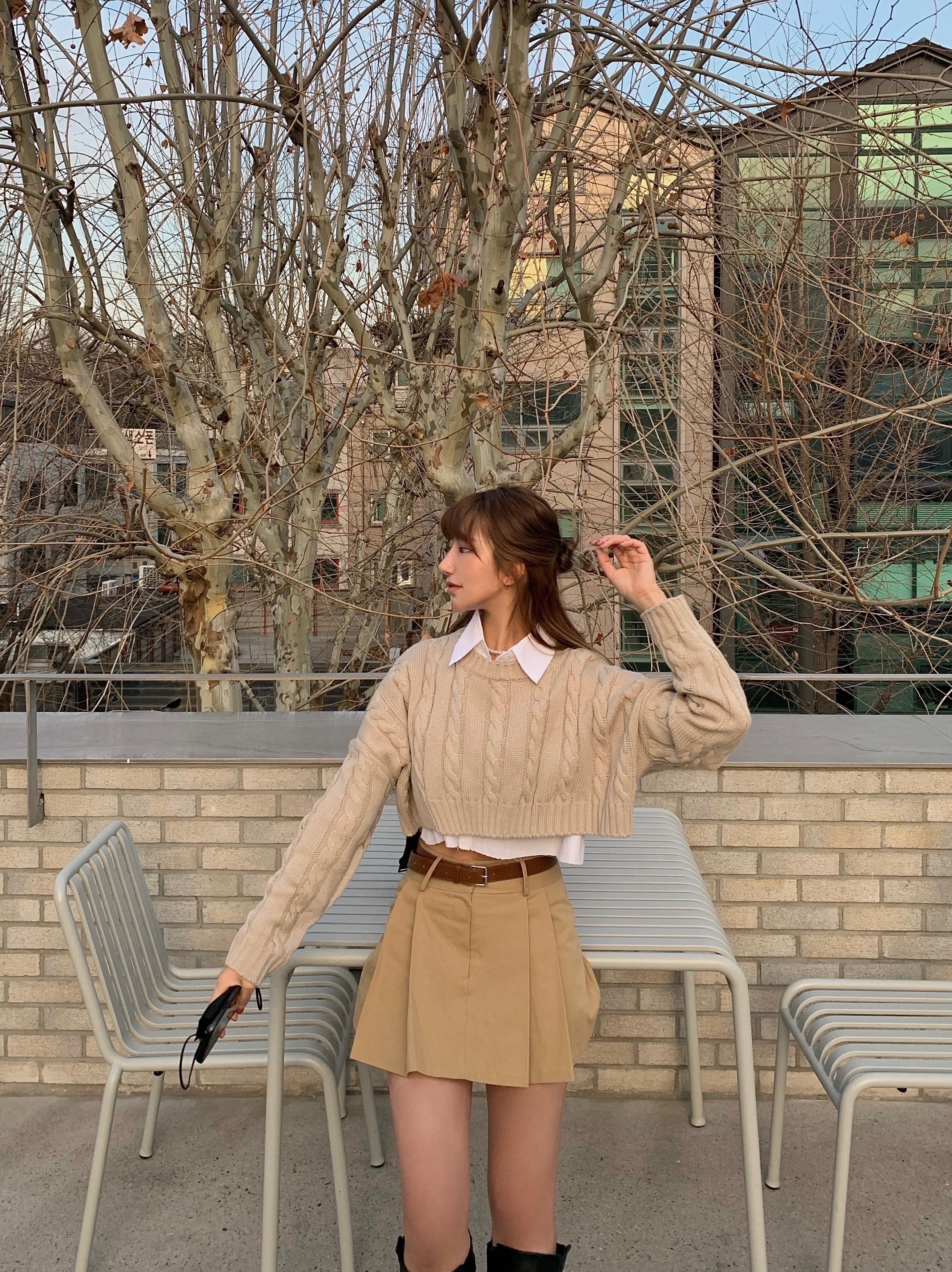 Celine Ava Bag in Triomphe Canvas and Calfskin Tan 착용 스타일 - 2