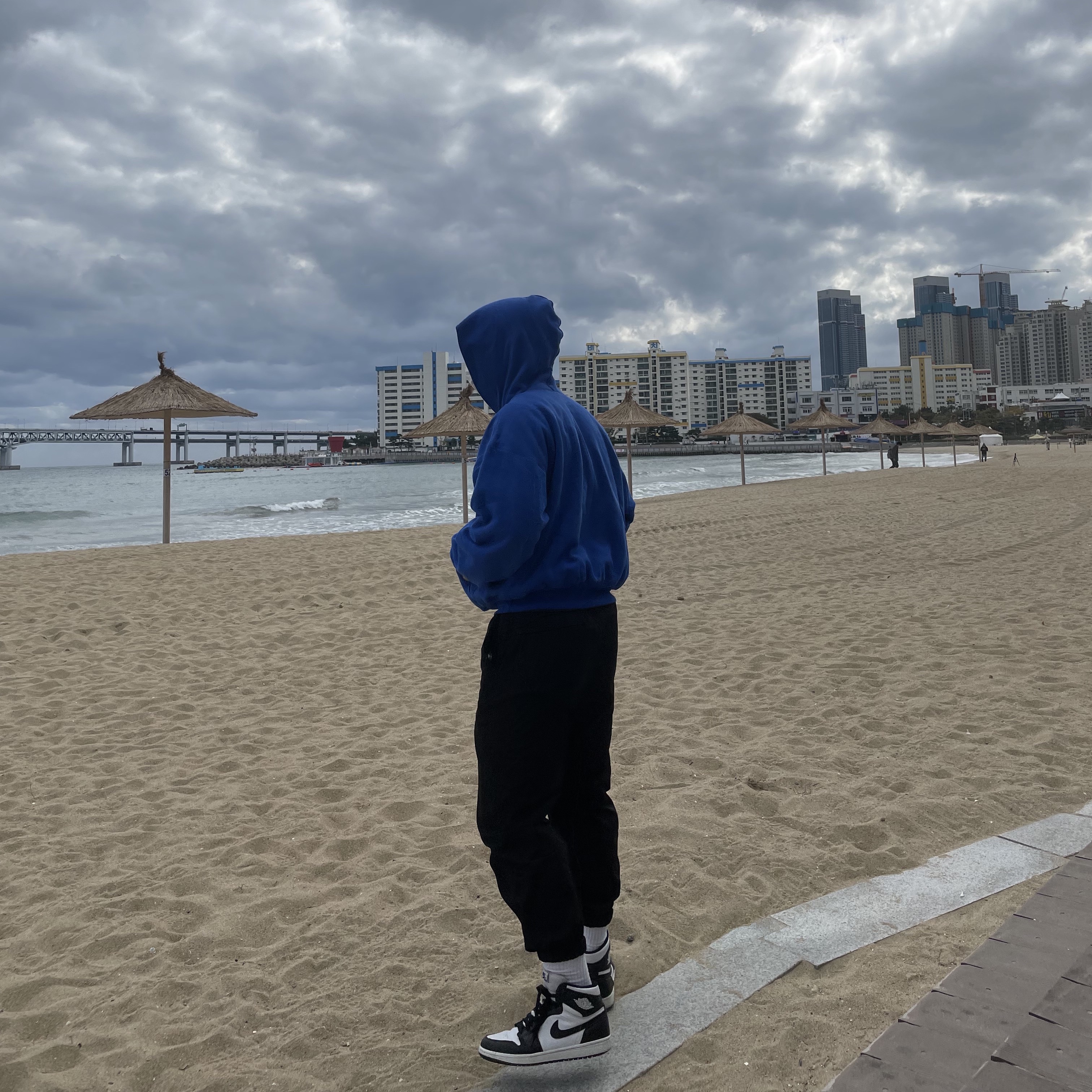 Yeezy Gap Hoodie Blue, Jordan 1 Retro High OG Black White 2014 착용 스타일 - 2