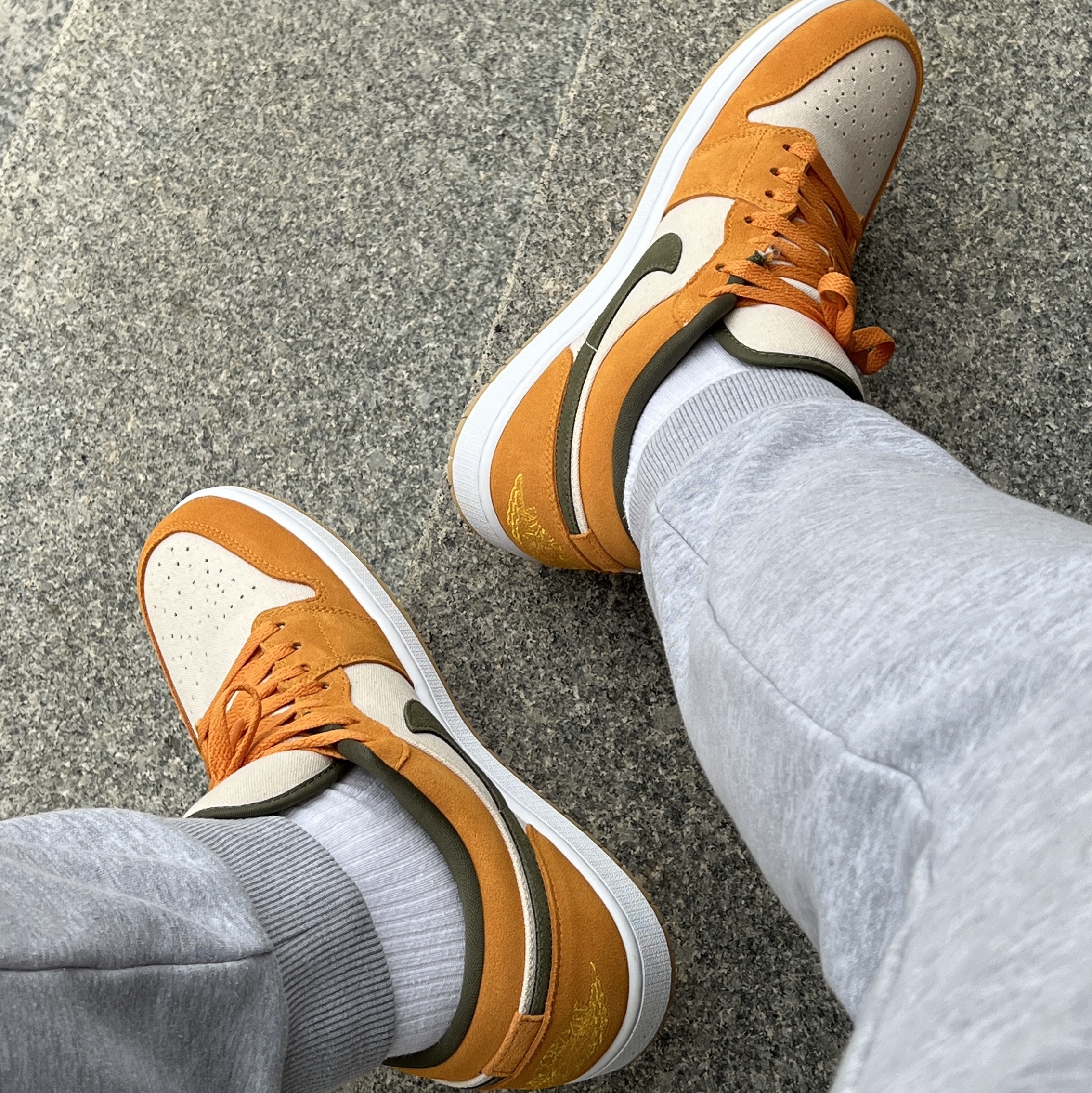 Jordan 1 Low SE Light Curry 착용 스타일 - 3