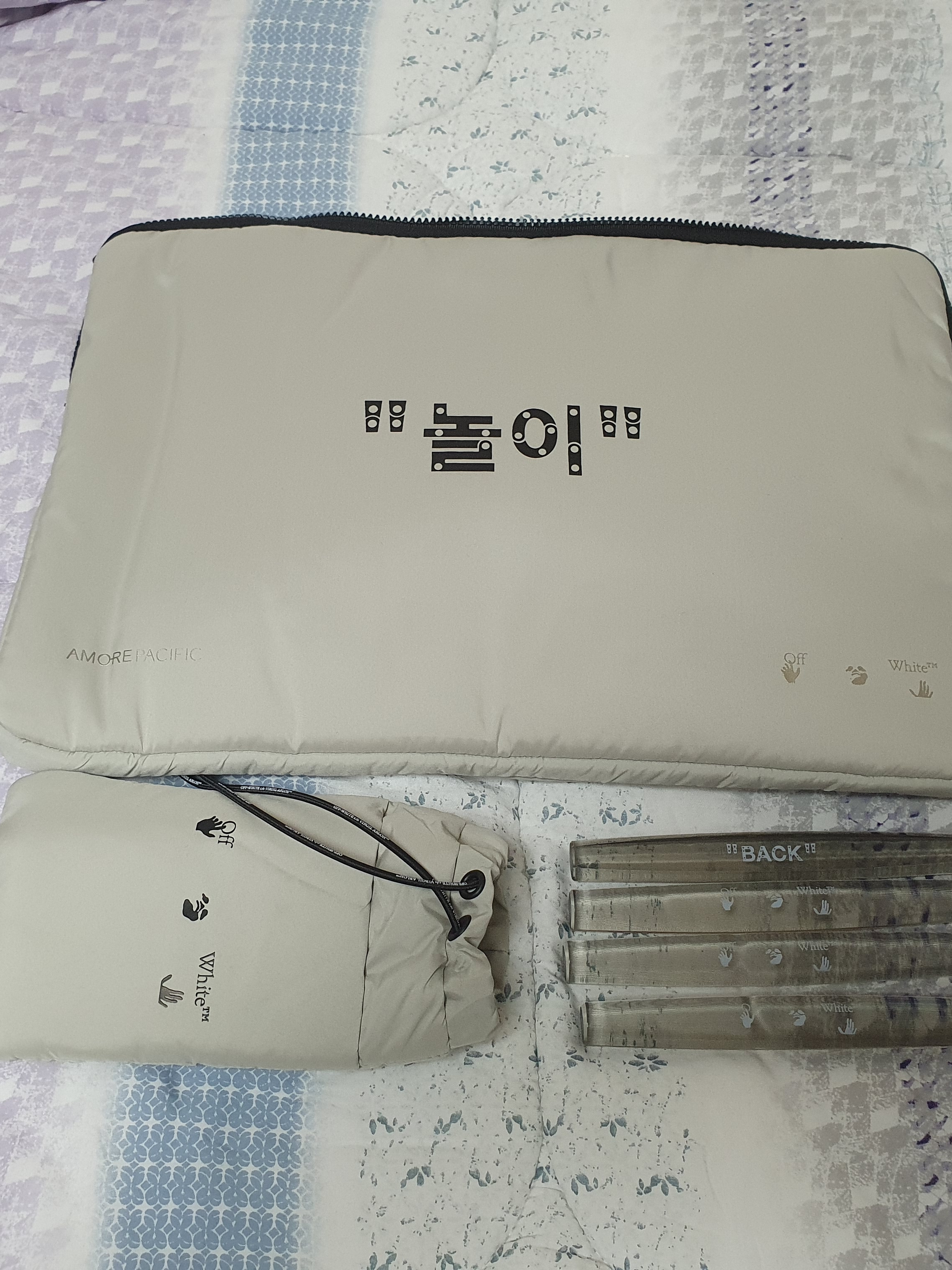 Off-White x Amore Pacific Play Kit 착용 스타일 - 5