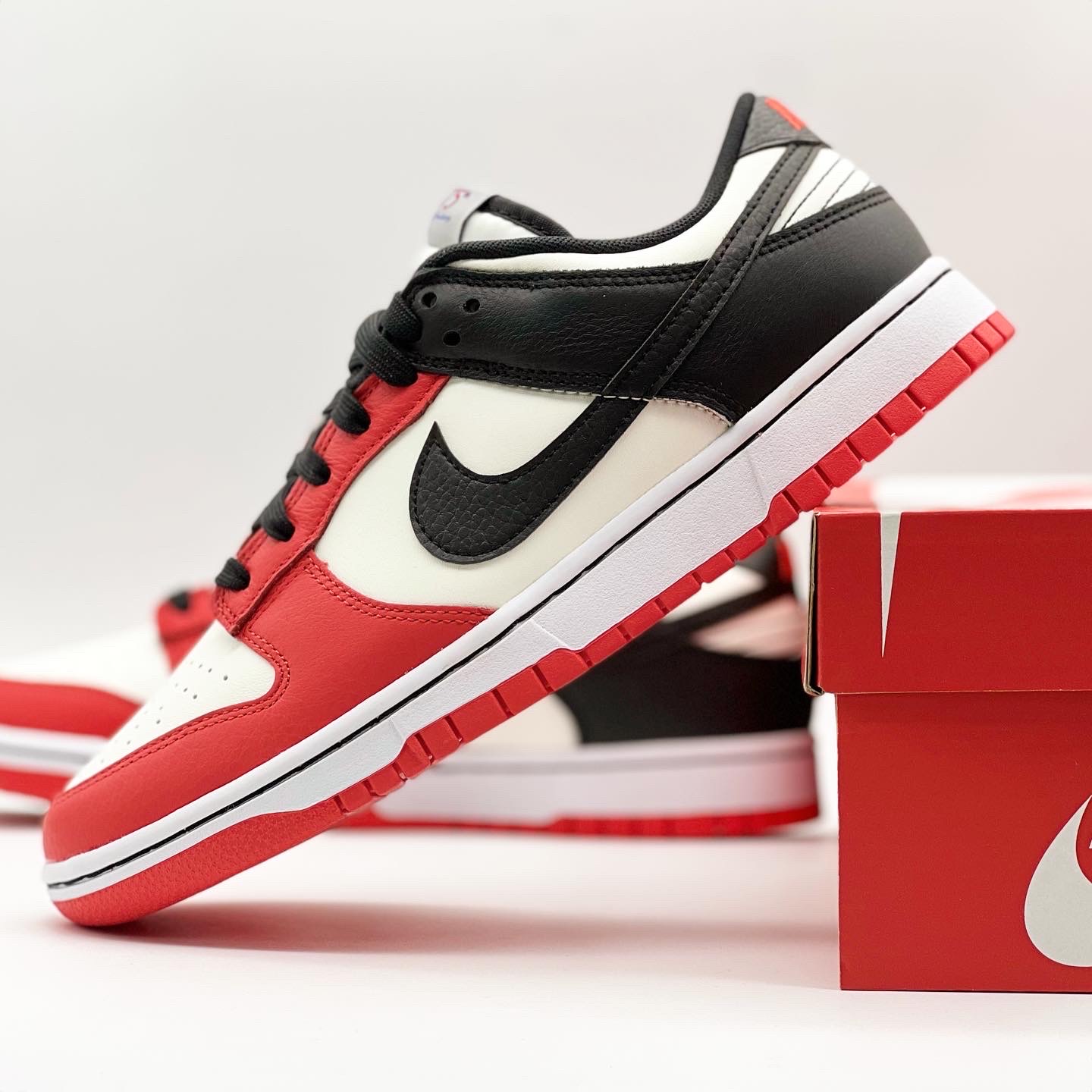 Nike x NBA Dunk Low Retro EMB Black and Chile Red 착용 스타일 - 4
