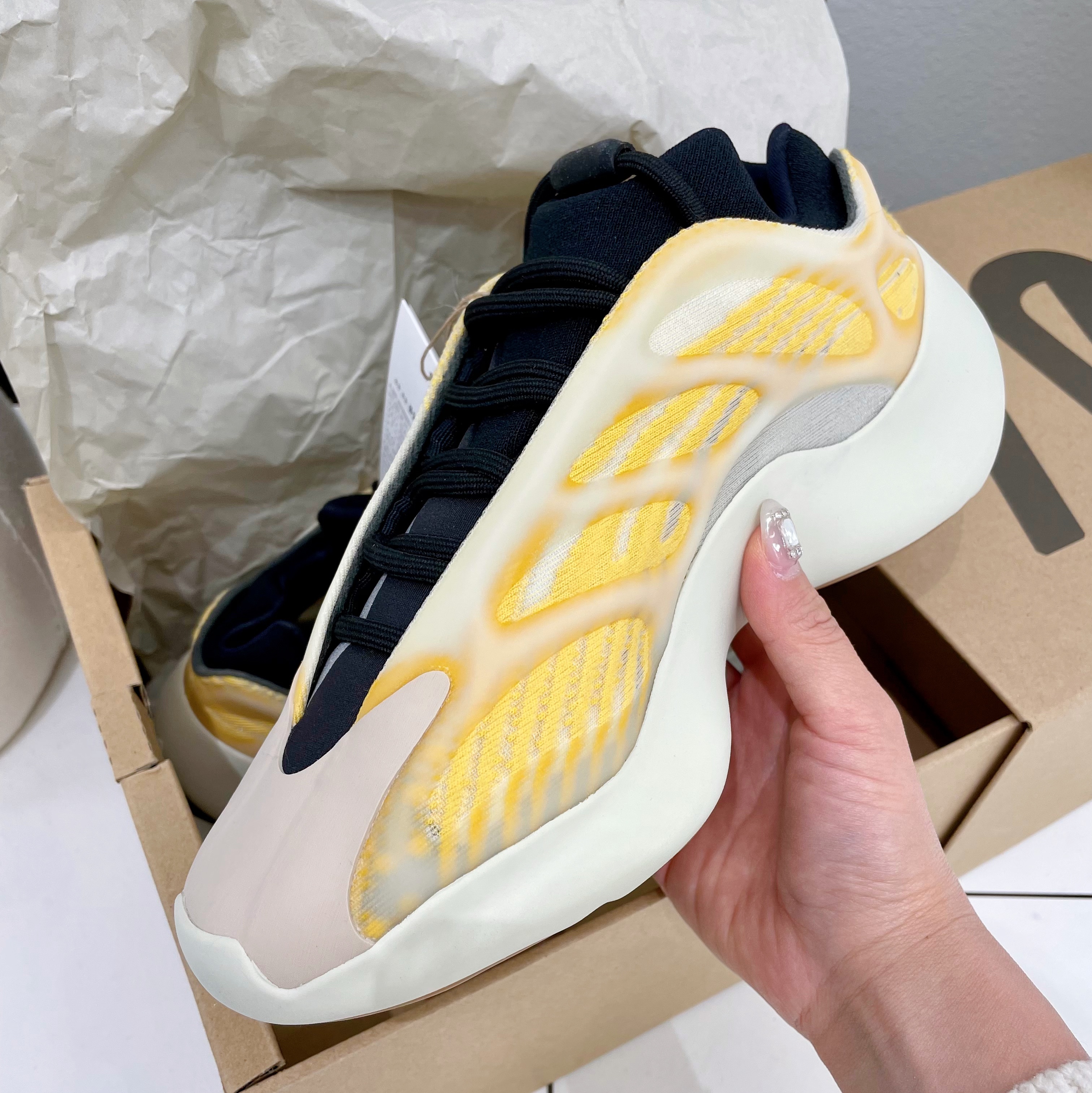 Adidas Yeezy 700 V3 Mono Safflower 착용 스타일