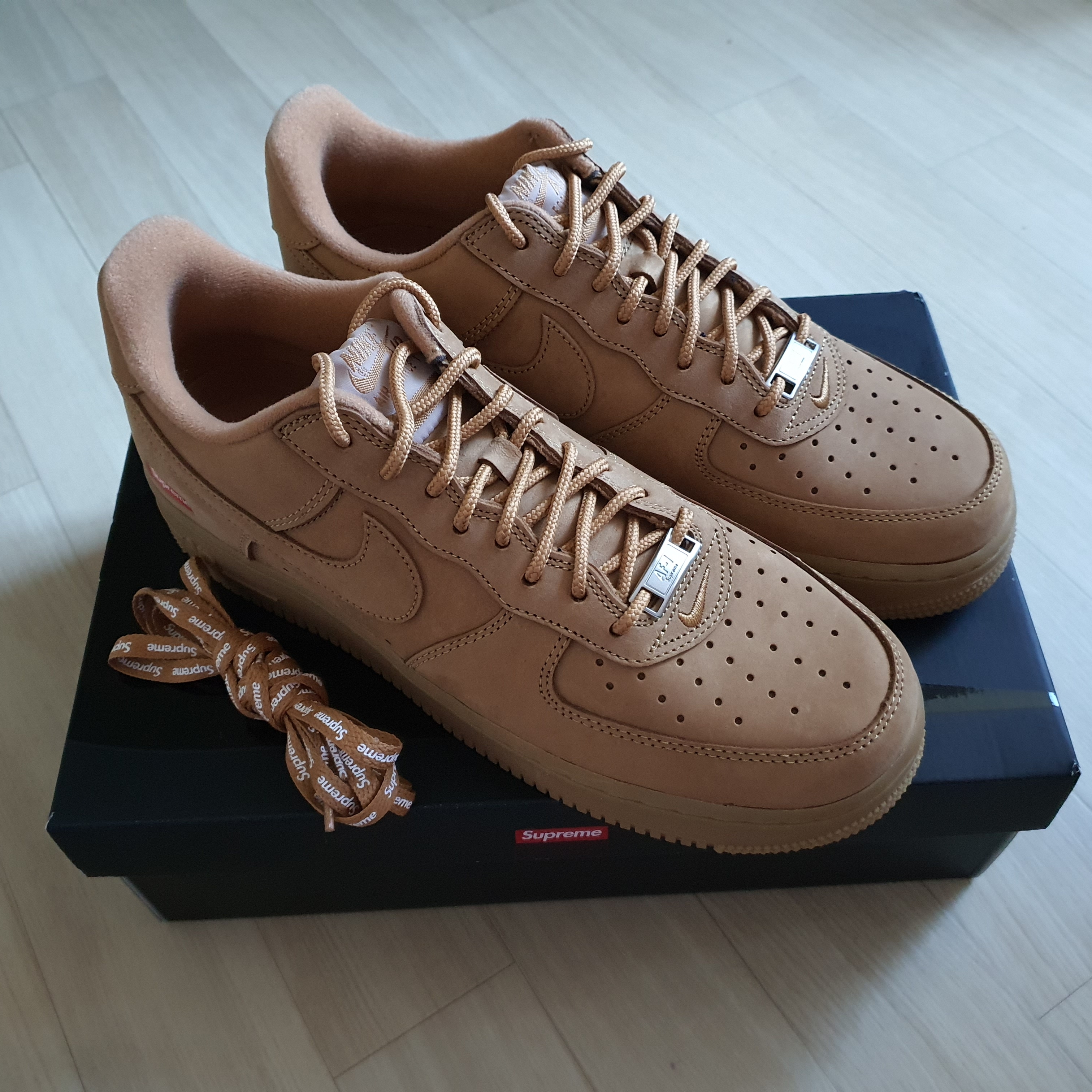 Nike x Supreme Air Force 1 Low Flax 착용 스타일 - 2