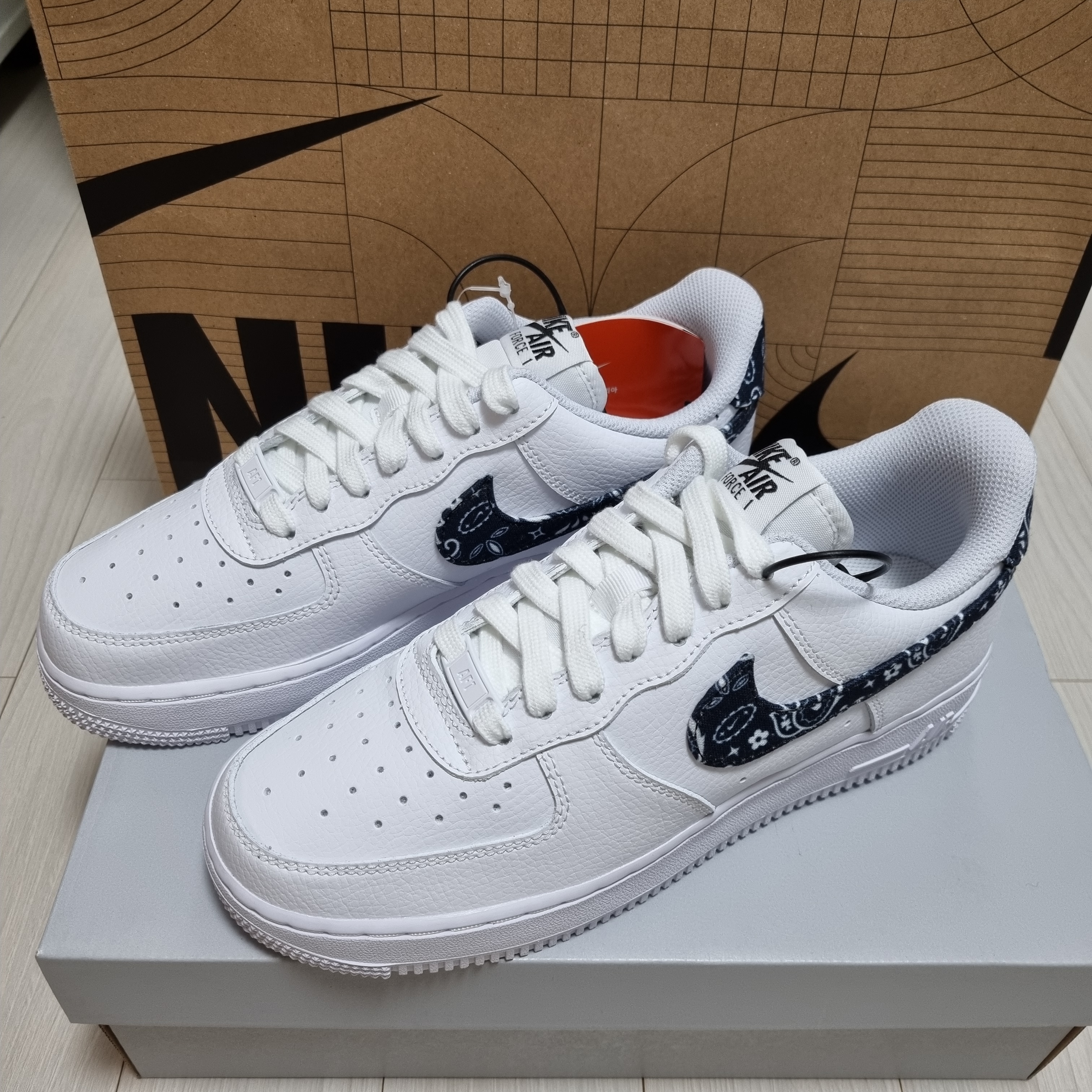 (W) Nike Air Force 1 '07 Essential Paisley Swoosh White Black 착용 스타일