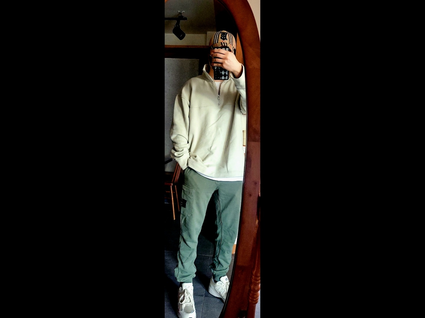 Burberry Monogram Motif Vintage Check Cotton Baseball Cap Archive Beige, Stone Island 64551 Cotton Fleece Cargo Pants Olive Green - 21SS 착용 스타일
