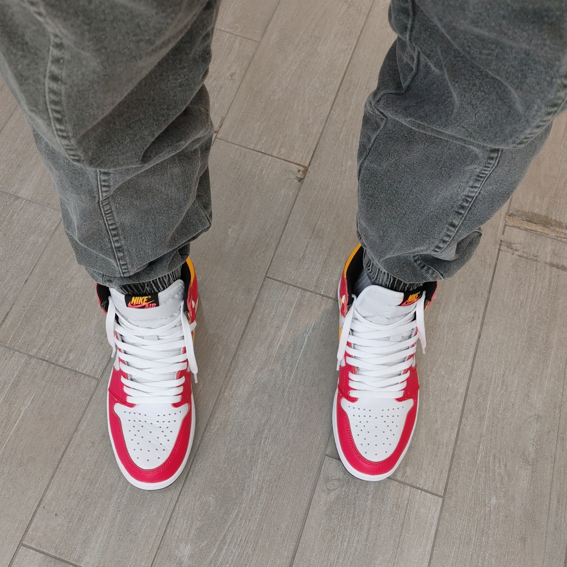 Jordan 1 Retro High OG Light Fusion Red 착용 스타일 - 2