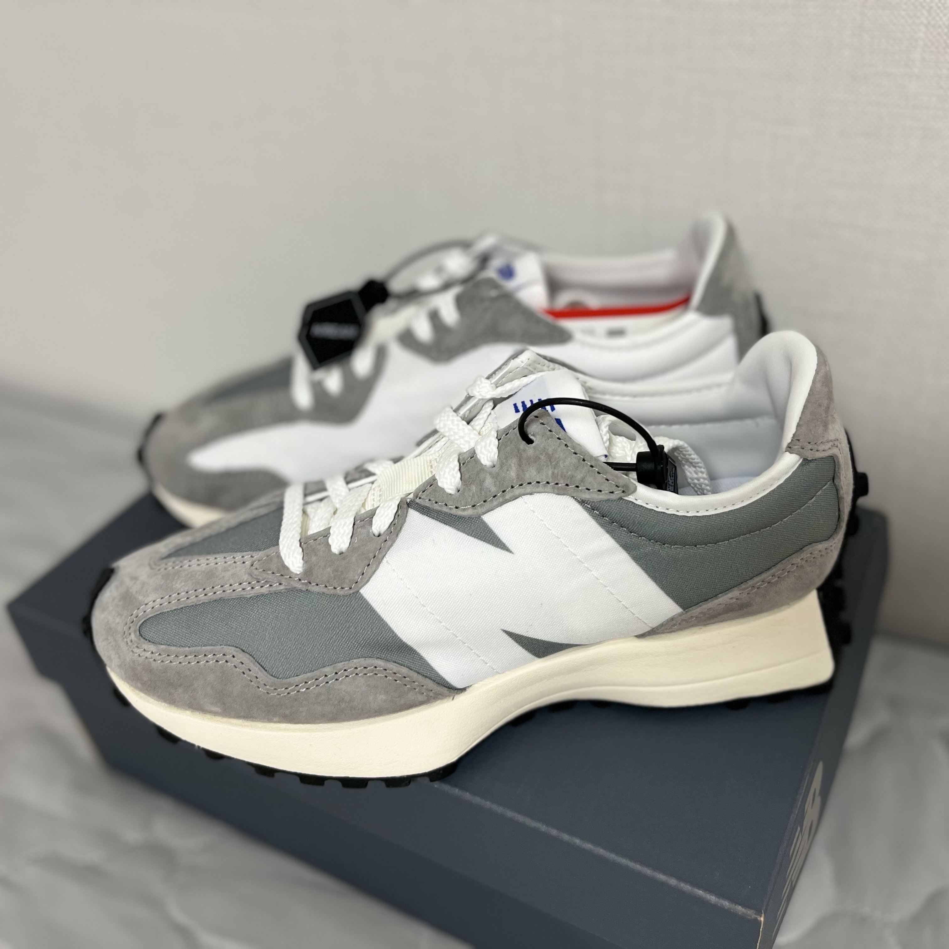 New Balance 327 Grey 착용 스타일