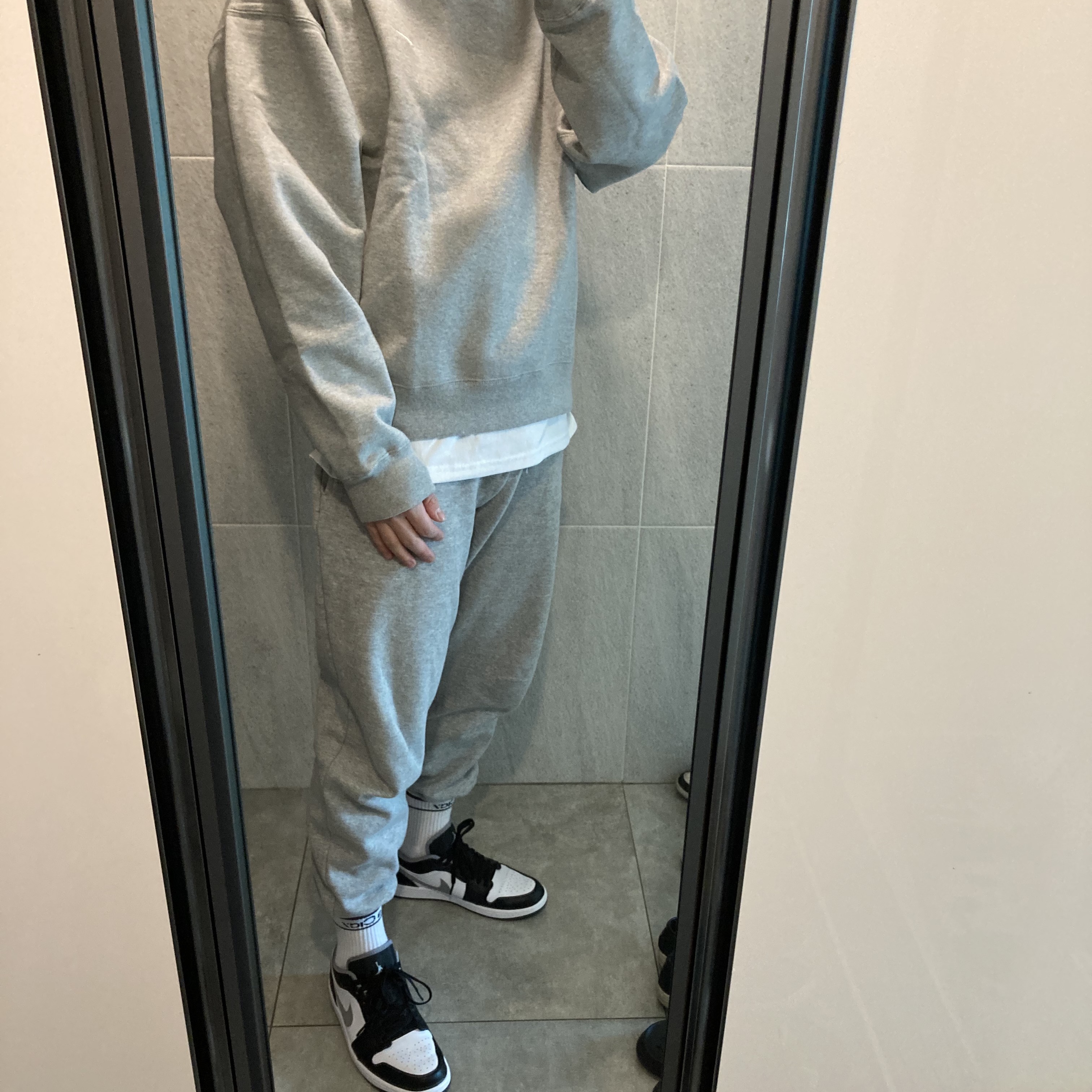 Nike NRG Solo Swoosh Crew Fleece Dark Grey Heather - Asia, Jordan 1 Low Black Particle Grey 착용 스타일 - 2