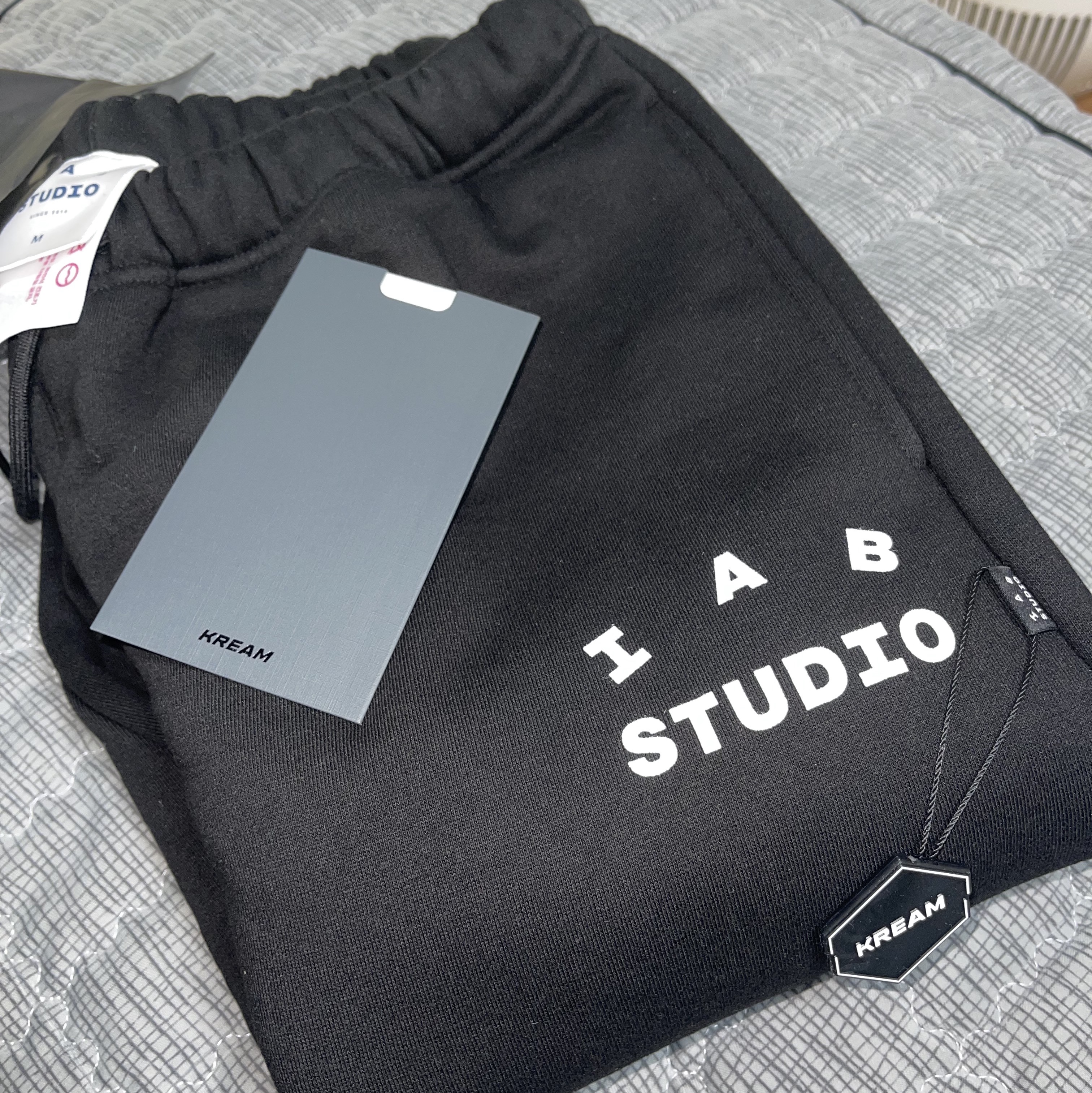 IAB Studio Sweatpants Black White - 22SS 착용 스타일