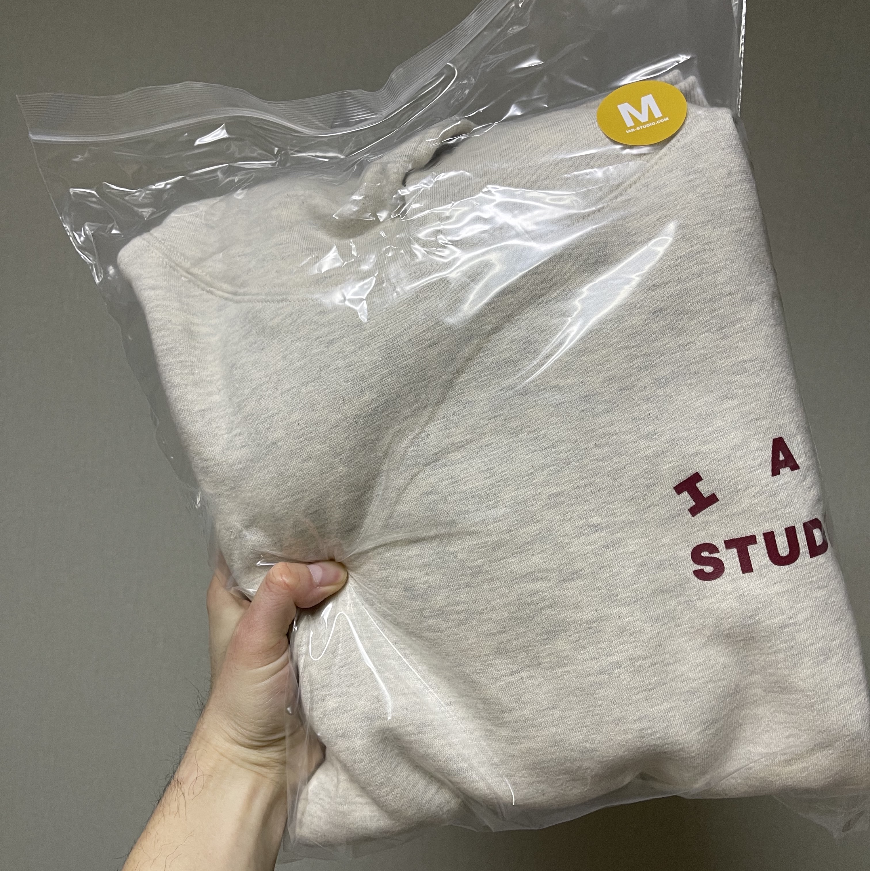 IAB Studio Hoodie Oatmeal Burgundy 착용 스타일