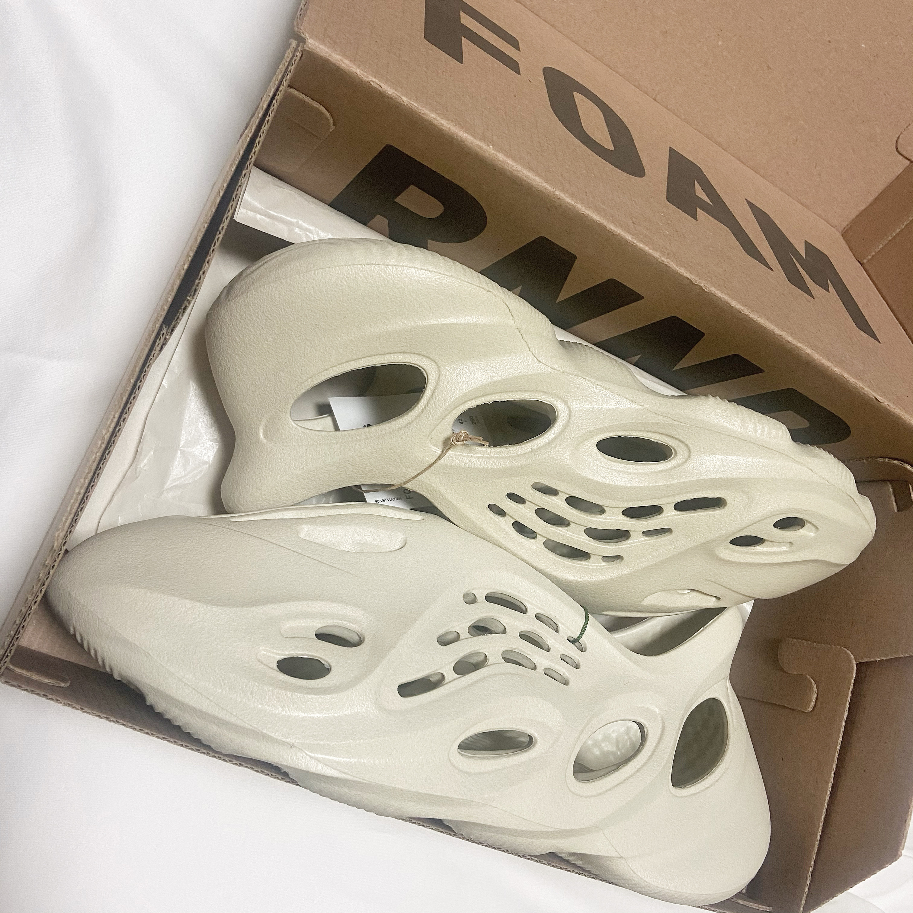 Adidas Yeezy Foam RNNR Sand, Stone Island B0943 Nylon Metal Swimming Trunk Mid Blue - 21SS 착용 스타일 - 2