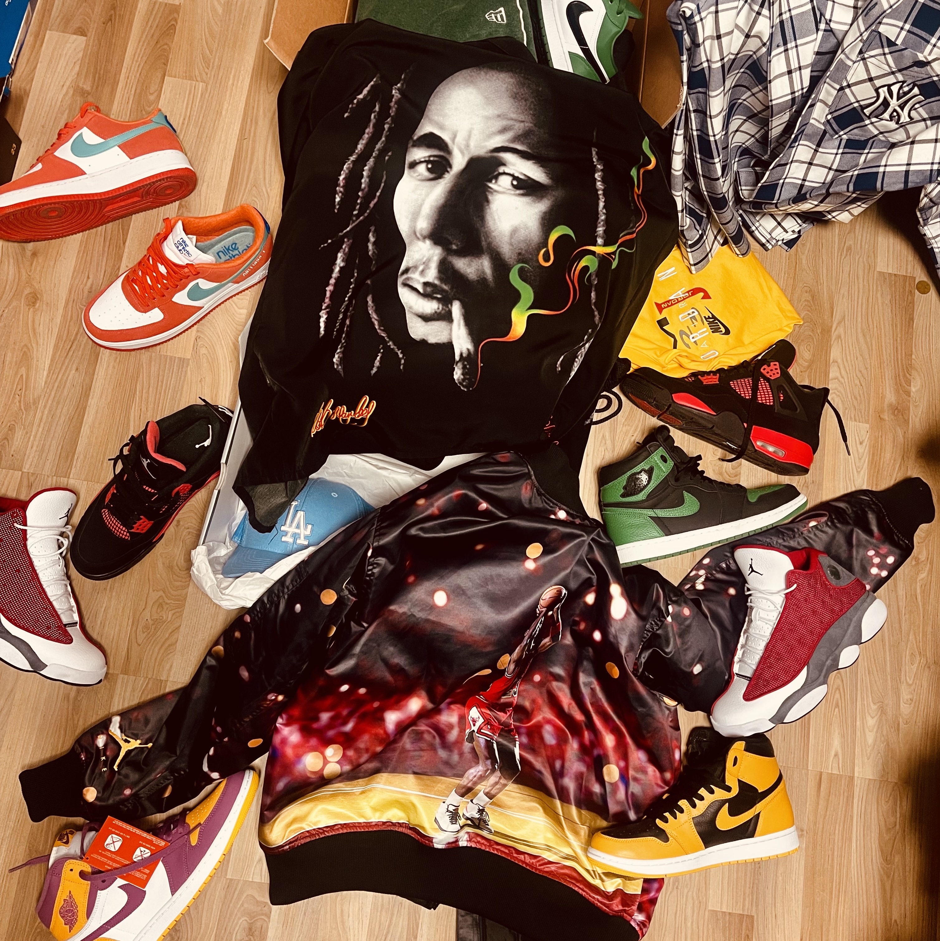 Jordan 1 Retro High OG Pine Green Black, Jordan 13 Retro Gym Red Flint Grey 착용 스타일