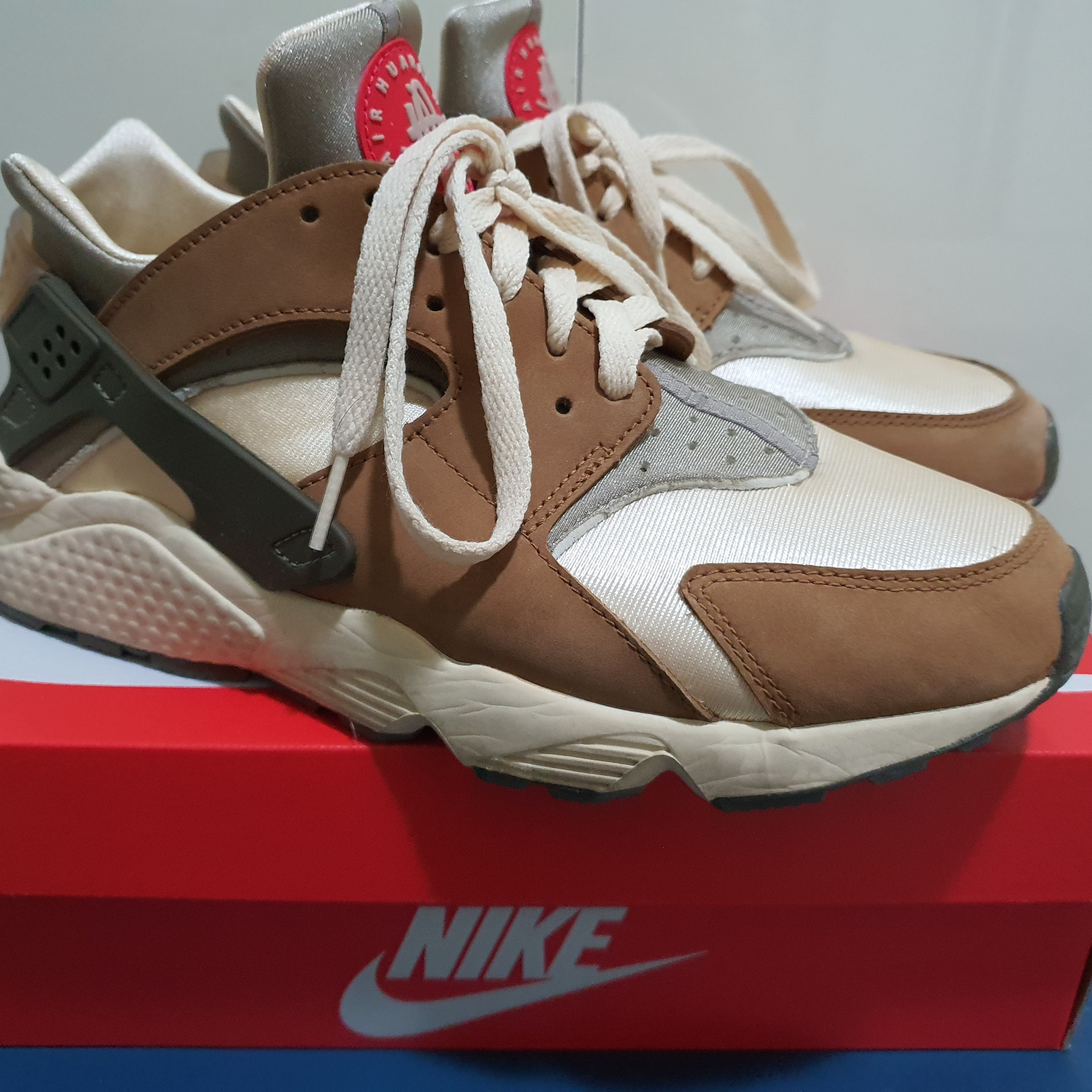 Nike x Stussy Air Huarache LE Desert Oak 착용 스타일