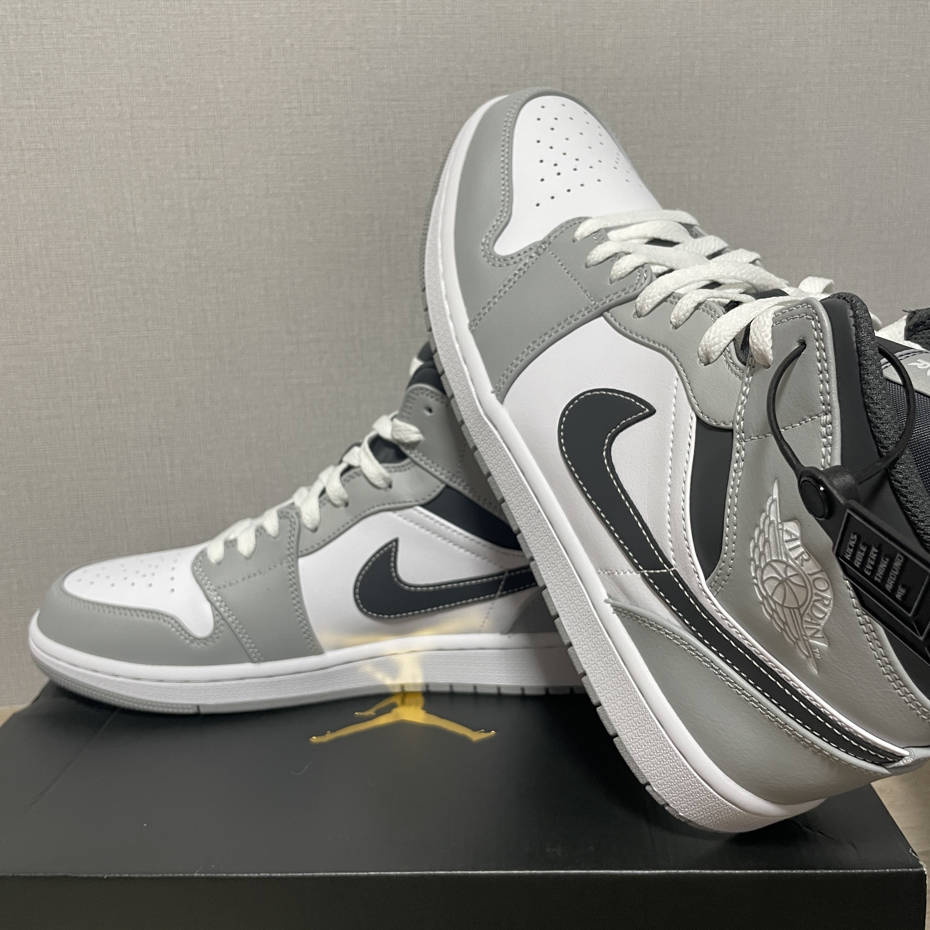 Jordan 1 Mid Light Smoke Grey Anthracite 착용 스타일 - 1