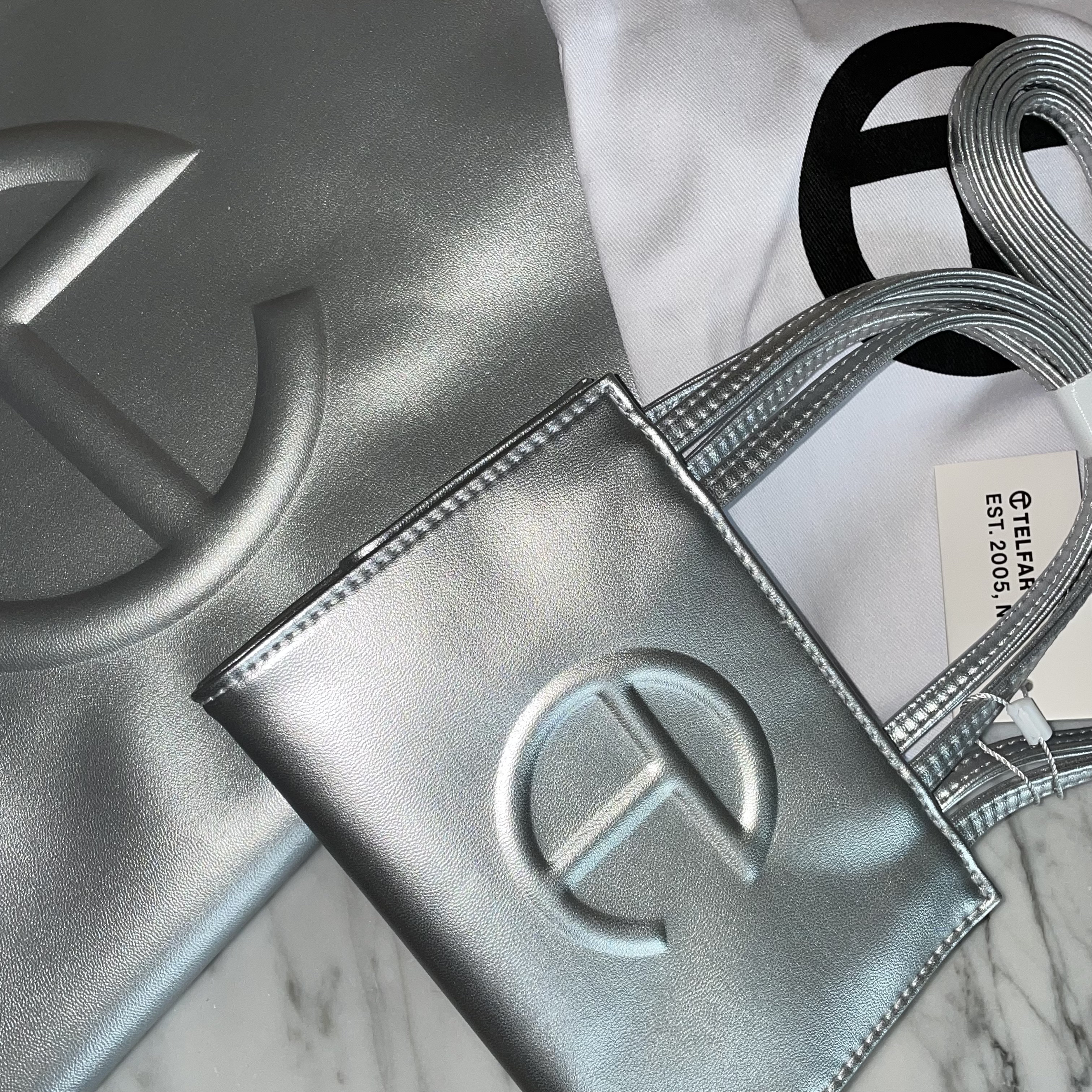 Telfar Small Shopping Bag Silver, Telfar Medium Shopping Bag Silver 착용 스타일