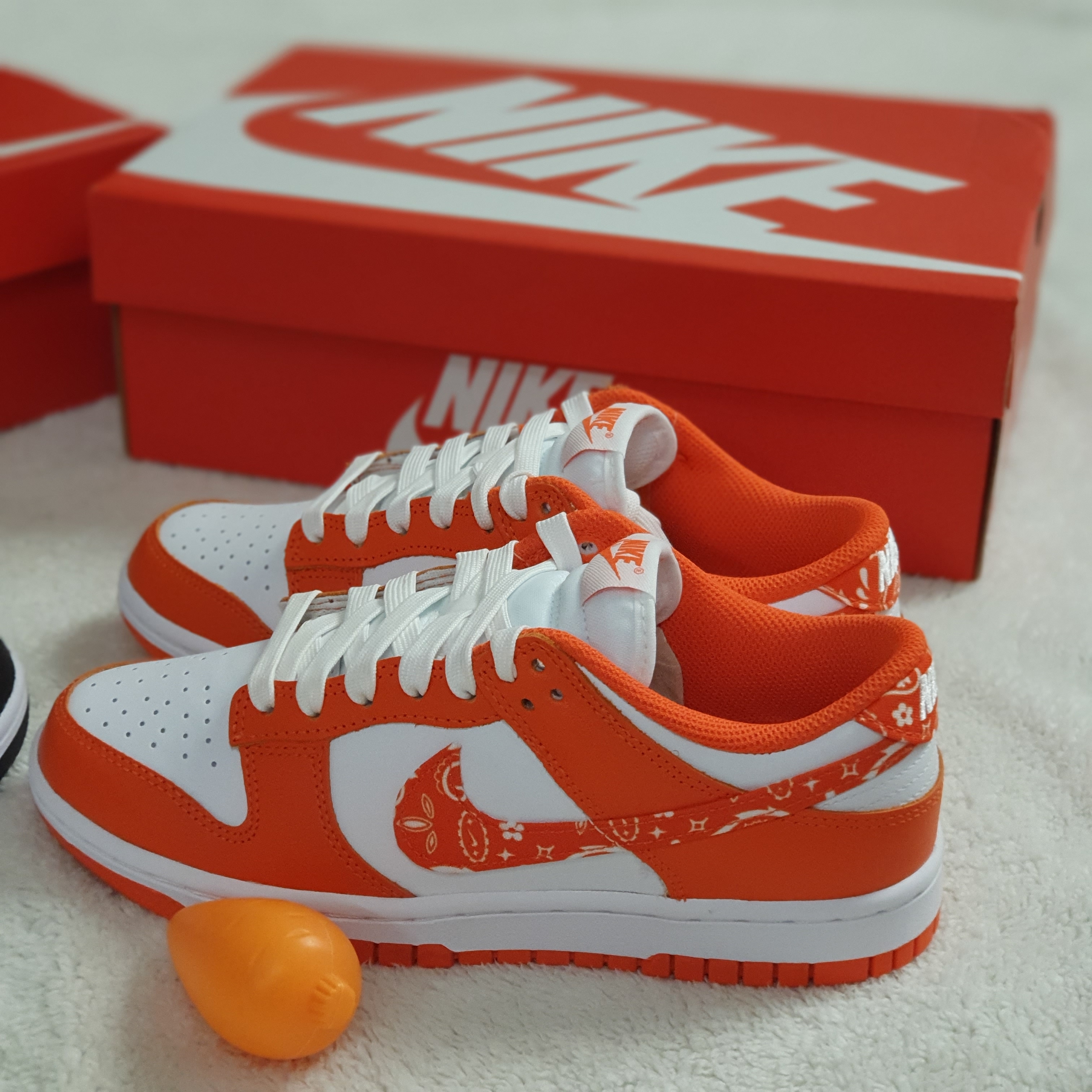 (W) Nike Dunk Low Essential Orange Paisley 착용 스타일 - 1