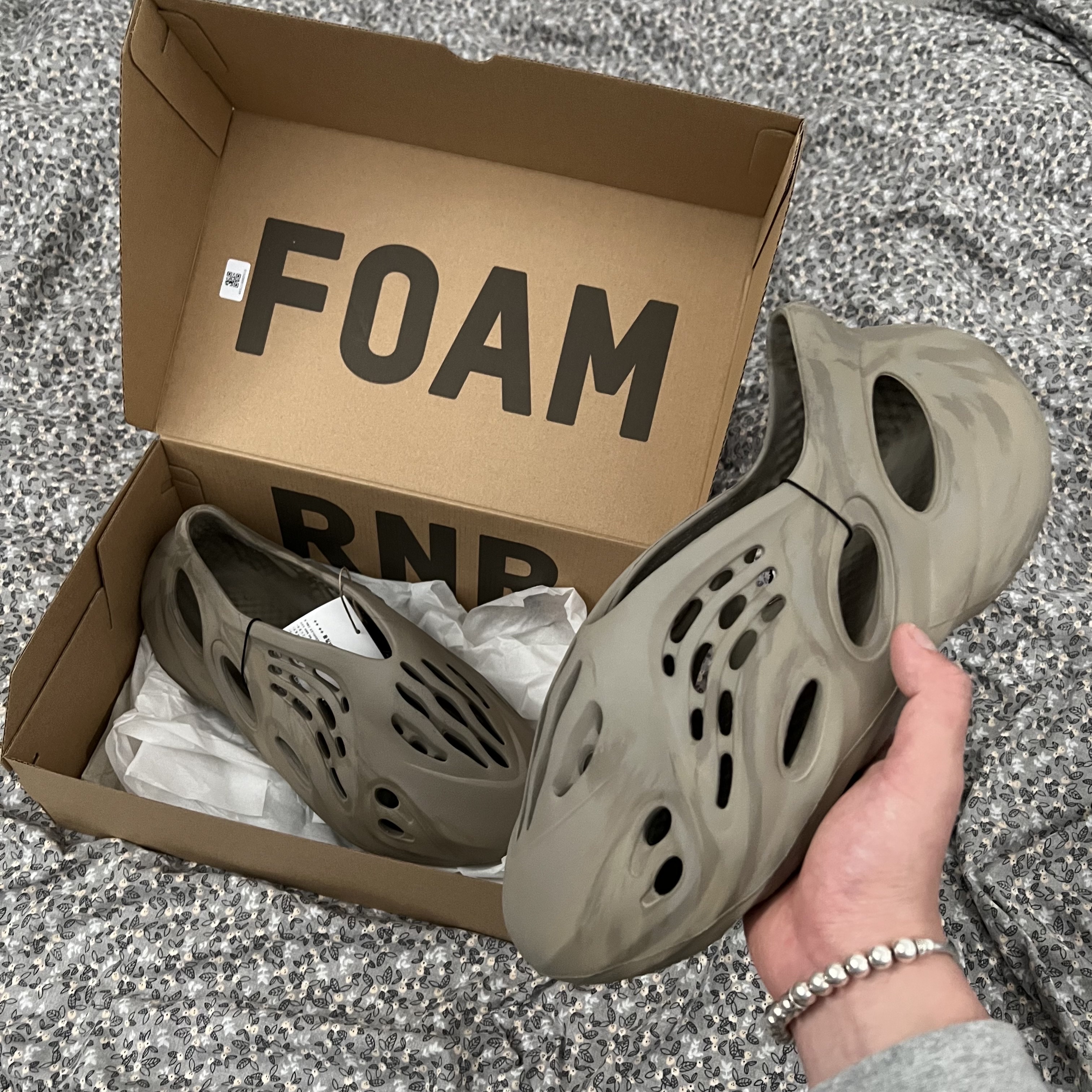 Adidas Yeezy Foam RNNR Stone Sage 착용 스타일