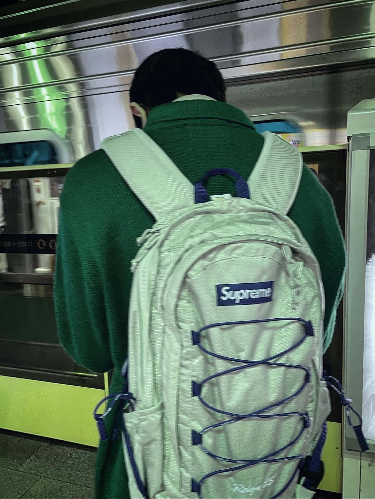 Supreme Backpack Silver - 22SS, Converse x Feng Chen Wang Chuck 70 2-in-1 Natural Ivory Black 착용 스타일 - 5