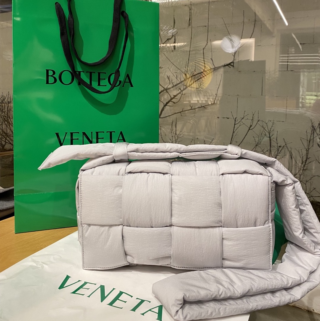 Bottega Veneta Padded Tech Cassette Frost 착용 스타일 - 4
