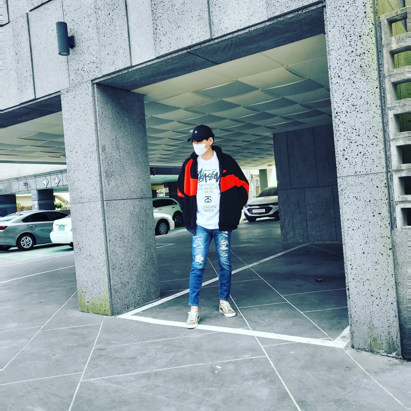 Stussy World Tour T-Shirt White, Nike Big Swoosh Full Zip Jacket Black Chili Red 착용 스타일