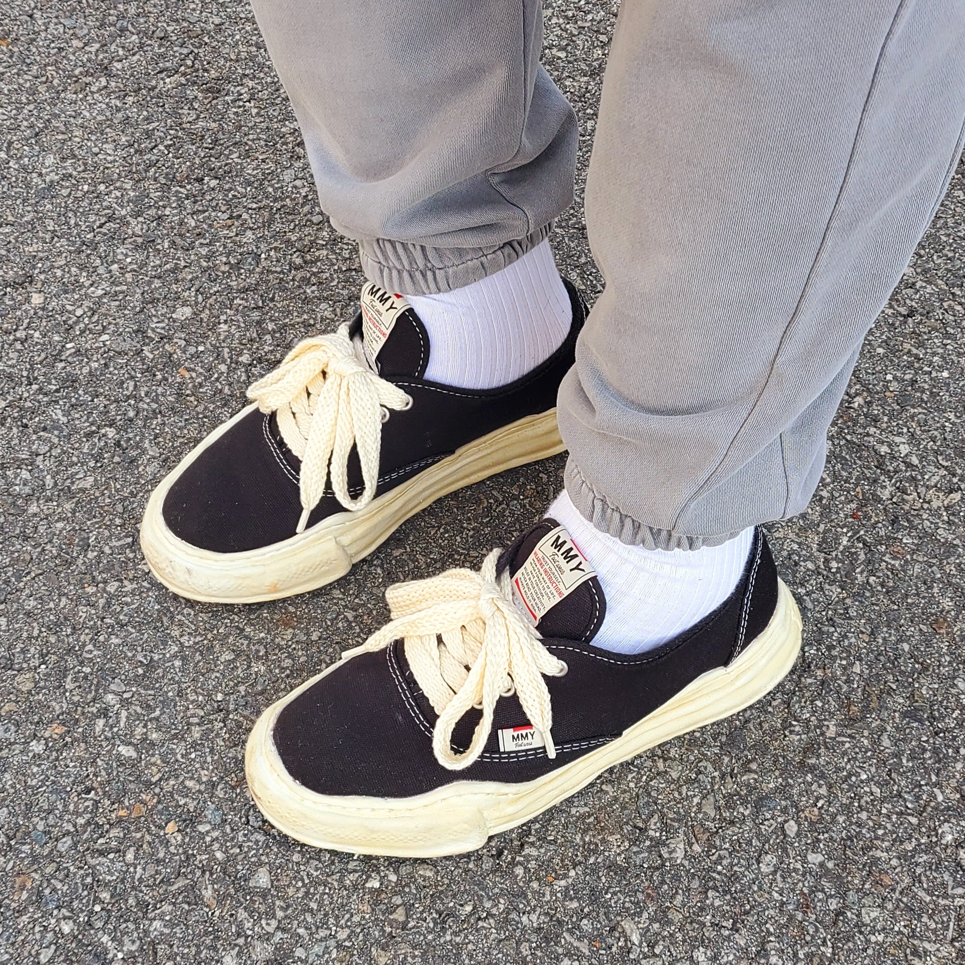 Maison Mihara Yasuhiro Baker OG Sole OD Canvas Low-top Sneakers Black 착용 스타일 - 1