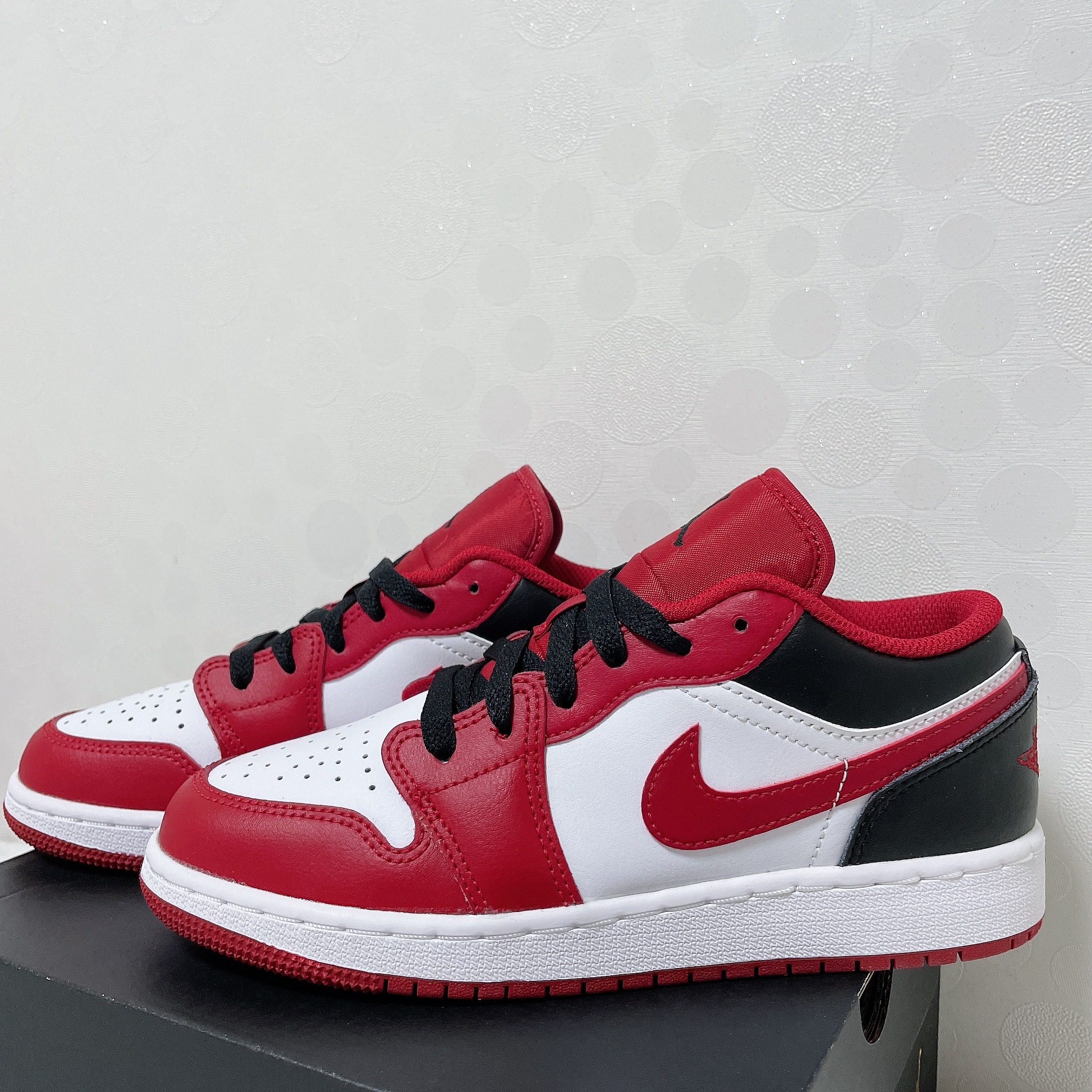 (GS) Jordan 1 Low White Gym Red Black 착용 스타일 - 2