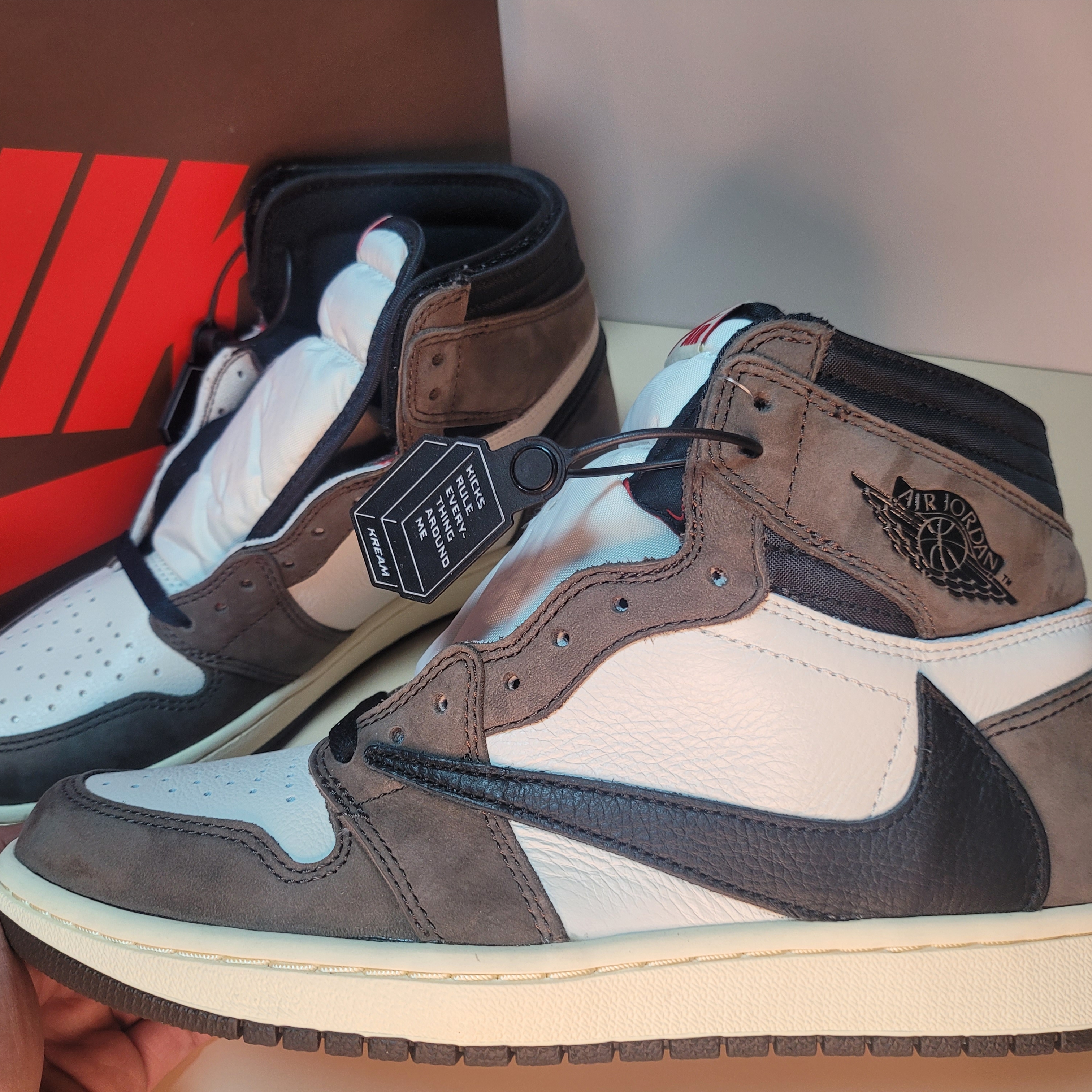 Jordan 1 x Travis Scott Retro High OG SP Mocha 착용 스타일 - 2